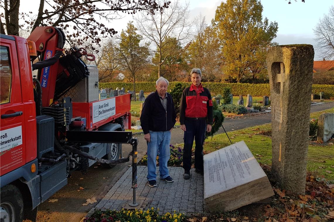 Axel Groß hat das Ehrenmal auf dem Friedhof Heiningen/Waldrems wieder in neuem Glanz erstrahlen lassen. Er hat damit die Tradition seines Vater Gerhard weitergeführt, der in den vergangenen Jahrzehnten schon zweimal den Stein gereinigt und die Schrift nachgezogen hat. Foto: privat