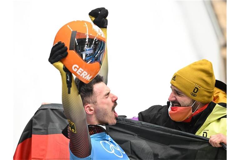 Axel Jungk (l) schreit im Ziel seine Freude heraus. Foto: Robert Michael/dpa-Zentralbild/dpa