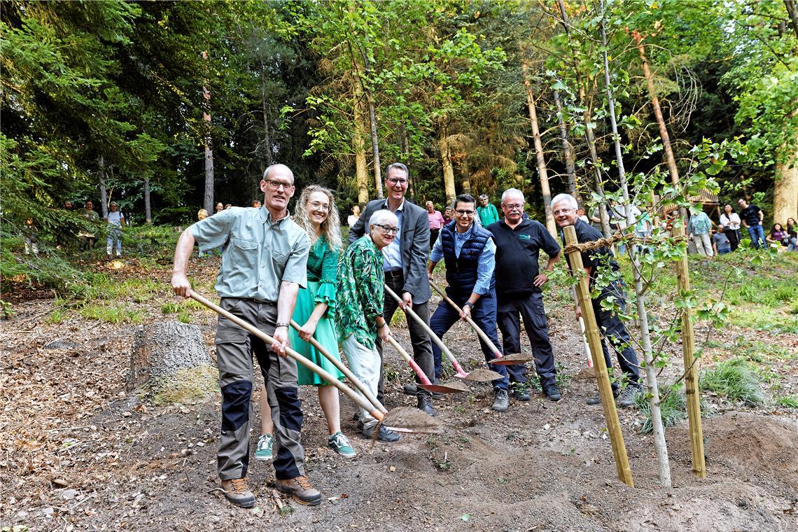Neuer Lernparcours im Arboretum von Sulzbach Axel Kalmbach, Michelle Fuchs, Edelgard Löffler, Richard Sigel, Vincenzo Giuliano sowie die Naturparkführer Manfred Krautter und Walter Hieber (von links) schaufeln mit ihren Spaten Erde auf die Wurzeln des frisch gepflanzten Ginkgobaums. Foto: Jörg Fiedler