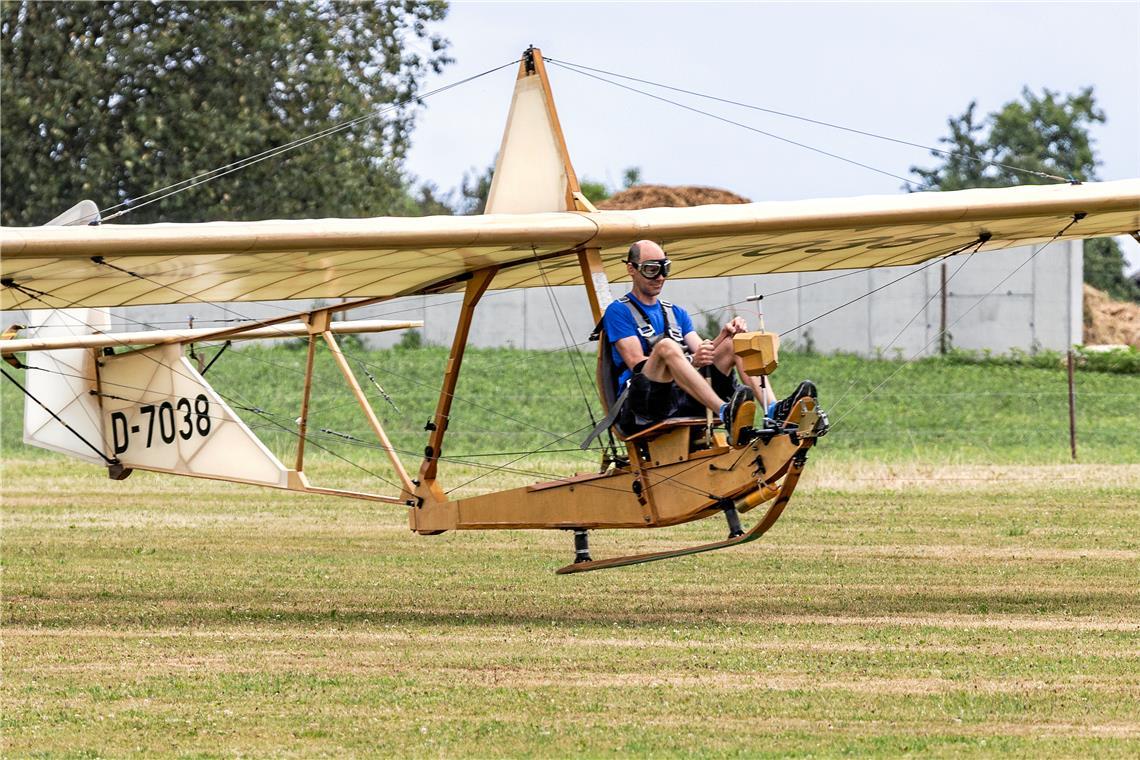 Fliegerfest in Völkleshofen Axel Kiersten landet mit einer SG38. Statt Rädern verfügt sie noch über eine Kufe. Fotos: Dietmar van der Linden
