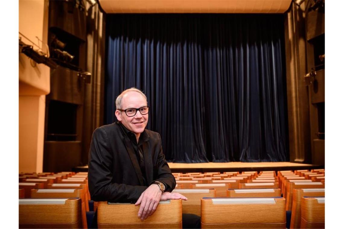 Axel Preuß sitzt im Saal des Alten Schauspielhauses. Foto: Sina Schuldt/dpa/Archivbild