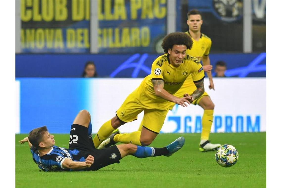 Axel Witsel (r) wird von Inters Nicolo Barella ausgebremst. Foto: Bernd Thissen/dpa