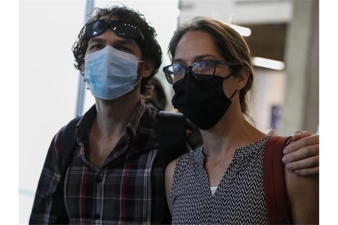 Aya Biran (r), die Tante väterlicherseits von Eitan, Überlebender des Seilbahnunglücks vom Lago Maggiore, trifft im Gericht ein. Foto: Ariel Schalit/AP/dpa