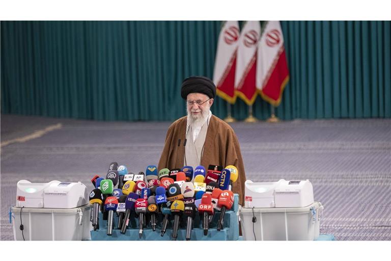 Ayatollah Ali Chamenei  verkündete am Montag, dass Mohammed Mochber Interims-Staatschef wird. (Archivbild)