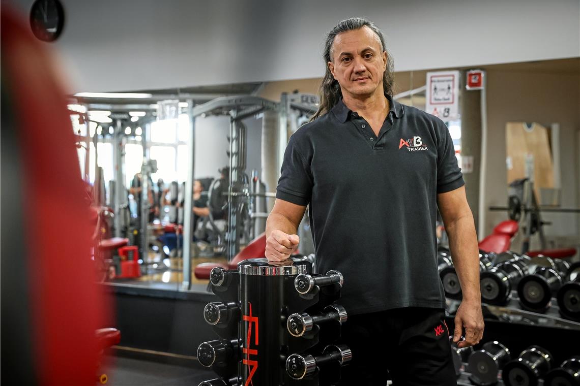 Aydin Bayrak in seinem AB Fitnessstudio in Sulzbach an der Murr. Seine Kundenzahlen sind in der Pandemie stark gesunken. Foto: A. Becher