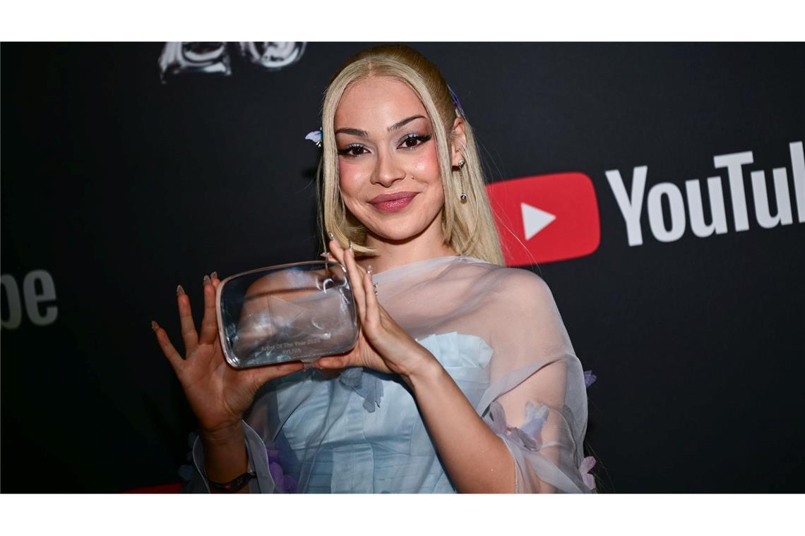 Ayliva mit ihrer Auszeichnung in der Kategorie "Artist Of The Year" bei den YouTube Music Awards. (Archivbild)