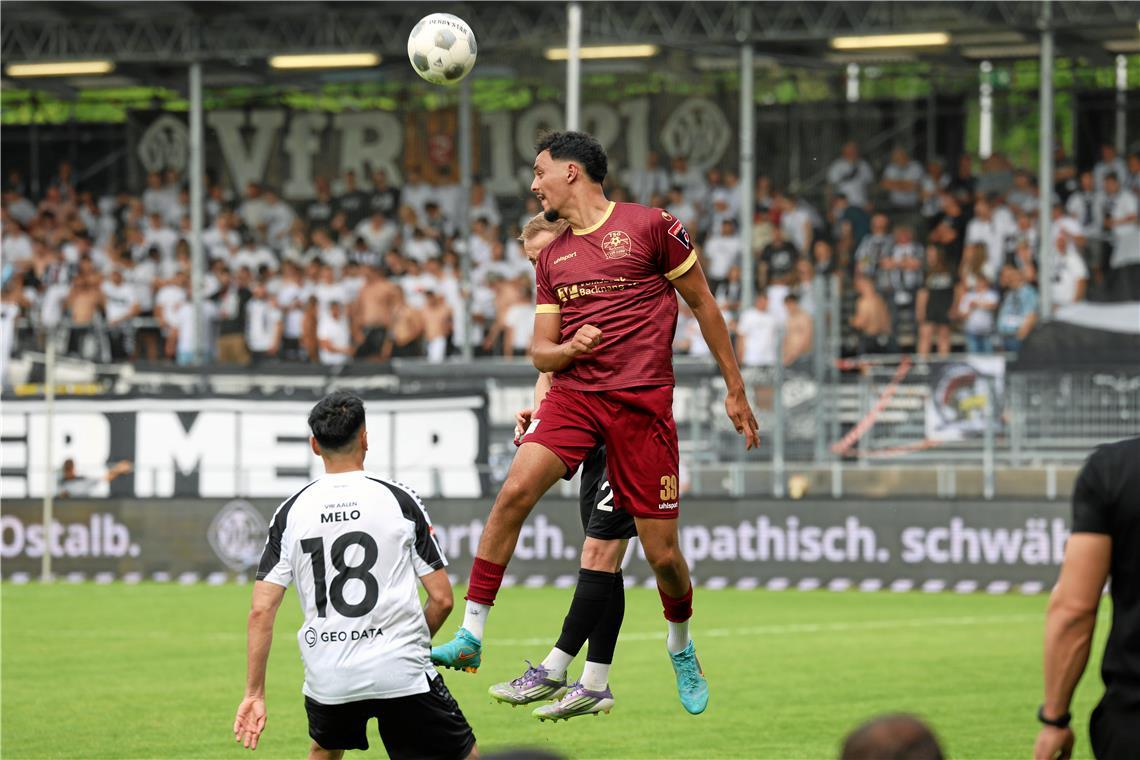 Ayman Mouhssine (rotes Trikot) und seine TSG-Kollegen haben beim Meister rund eine Stunde gut mitgehalten. Foto: Alexander Hornauer