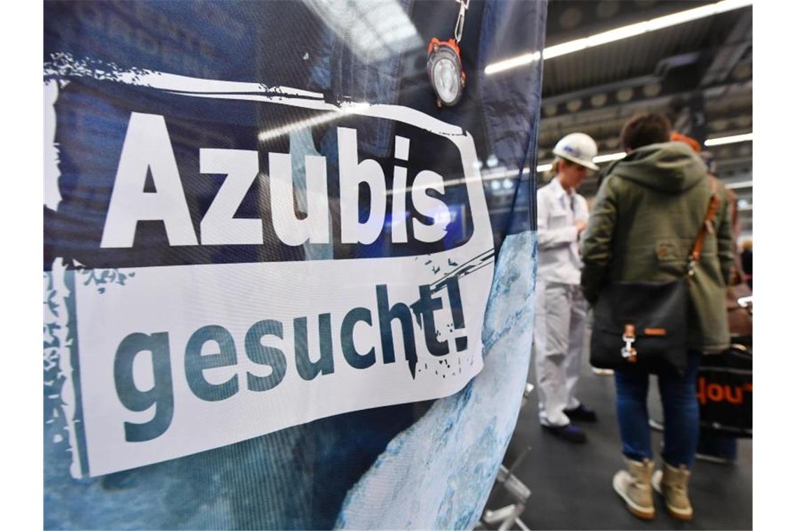 „Azubis gesucht“ steht auf einem Banner am Stand einer Firma in Erfurt. Junge Menschen in Ost und West beurteilen ihre Aussichten deutlich unterschiedlich. Foto: Martin Schutt