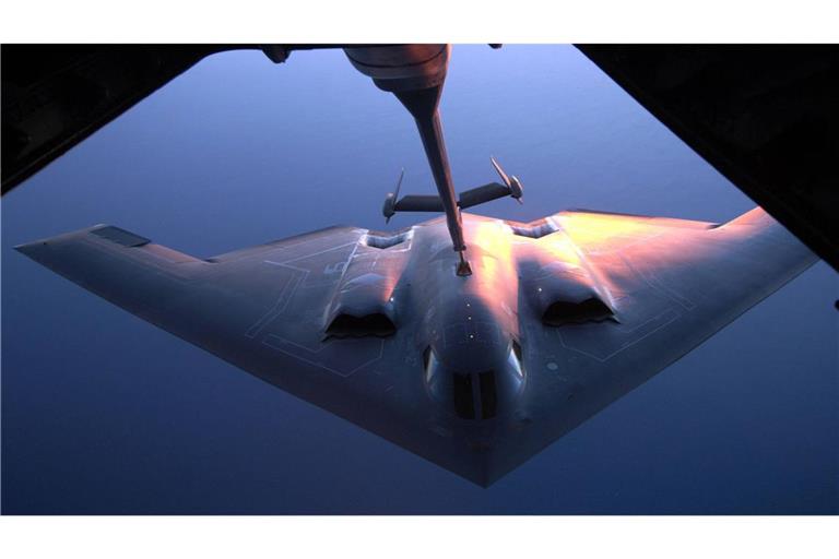 B-2 Spirit Stealth Bomber wird in der Luft betankt.