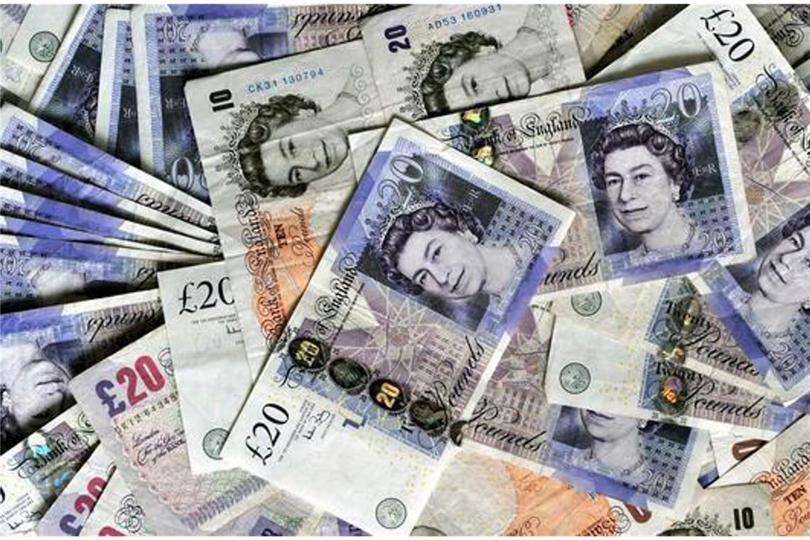 Die Gentleman bitten zur Kasse - die spektakulärsten Diebstähle <b>19. Dezember 2004 – Northern Bank, Belfast/Nordirland:</b> Räuber dringen als Polizisten verkleidet in die Wohnungen zweier Bankmanager der Northern Bank ein. Ihre Familien werden als Geiseln gehalten und die Manager wurden gezwungen, am nächsten Tag wie gewohnt zur Arbeit zu gehen. Am Ende des Arbeitstages müssen sie den Hauptsafe der Bank öffnen und Geldsäcke zu zwei Lieferwagen bringen, die vor der Bank parken. Die Beute besteht aus britischen Pfund und Fremdwährungen im Wert von umgerechnet 41 Millionen US-Dollar (37,4 Millionen Euro).