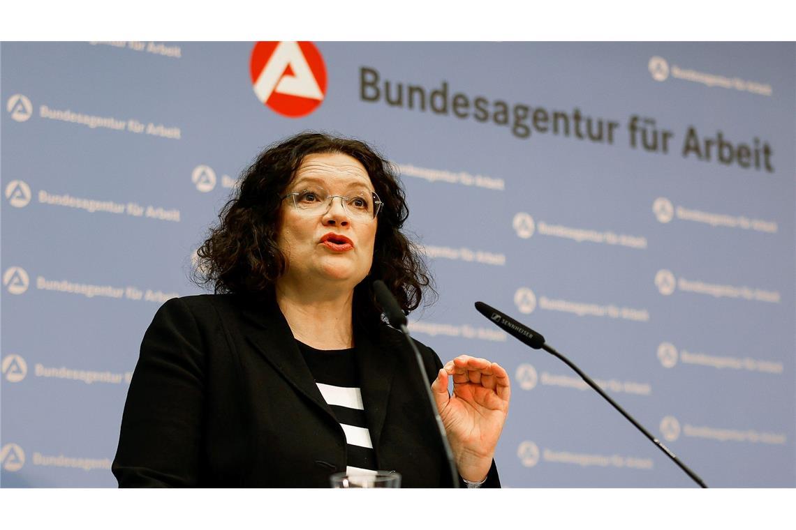 BA-Chefin Nahles hält es angesichts des Fachkräftemangels für eine falsche Entwicklung, wenn Unternehmen an den Ausbildungsplätzen sparen. (Archivbild)