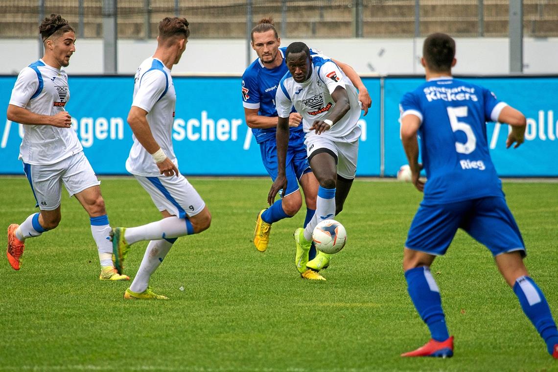 TSG Backnang reagiert auf Bauers Ausfall ziemlich rasch Baba Mbodji (beim Schuss) wird nun für die TSG Backnang am Ball sein. Foto: Imago