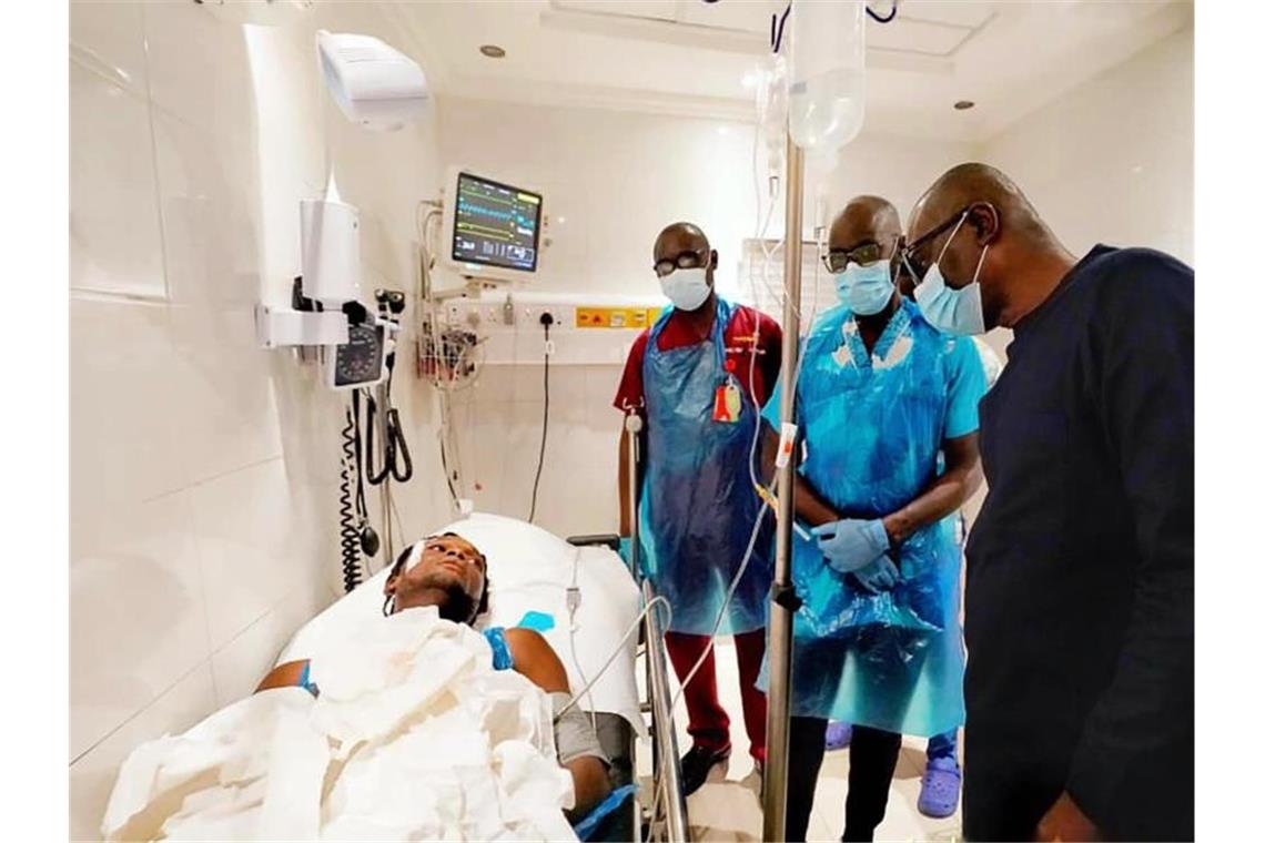 Babajide Sanwo-Olu (r.), Gouverneur des Bundesstaats Lagos, besucht einen Mann, der bei Protesten verletzt wurde, im Krankenhaus. Foto: -/Lagos State government press/AP/dpa