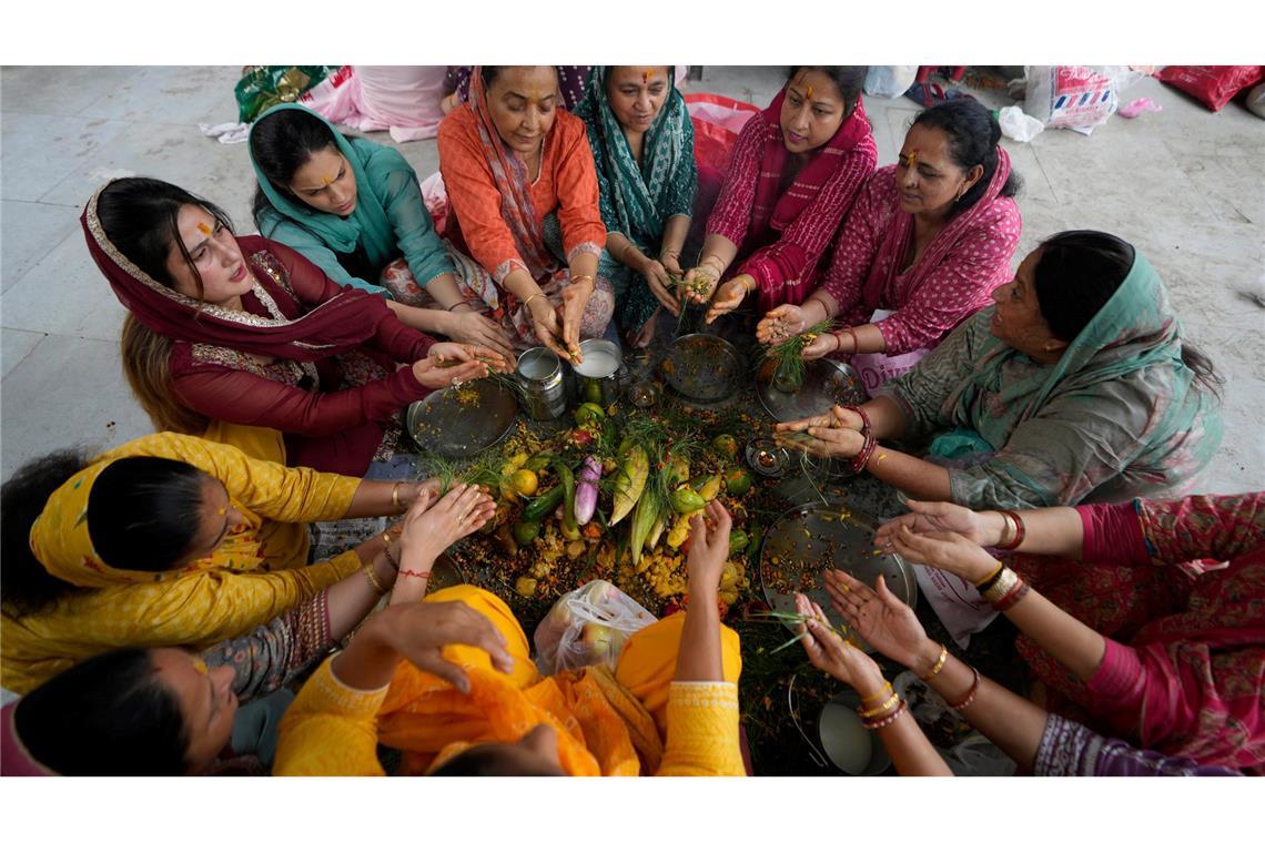 Bacch Dua Fest in Indien: Frauen beten bei einem hinduistischen Ritual für ein langes Leben ihrer Söhne.