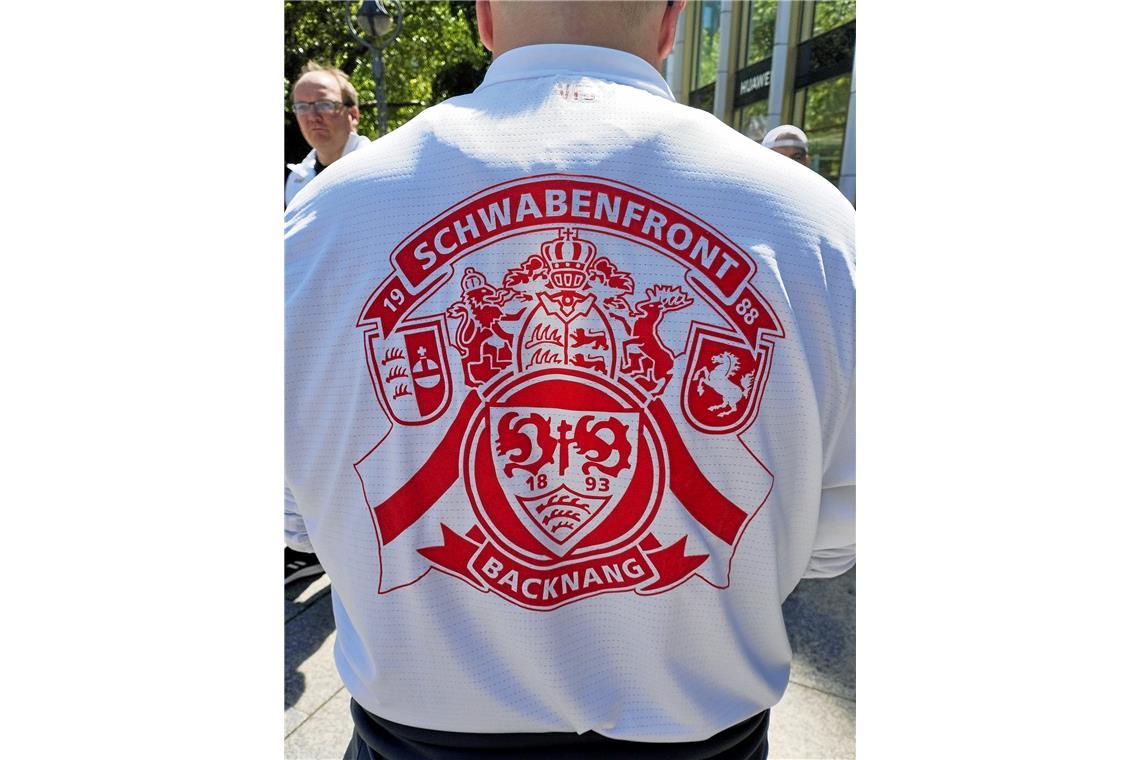 Backnang goes Berlin: Dieses Mitglied des VfB-Fanclubs Schwabenfront trägt stolz...