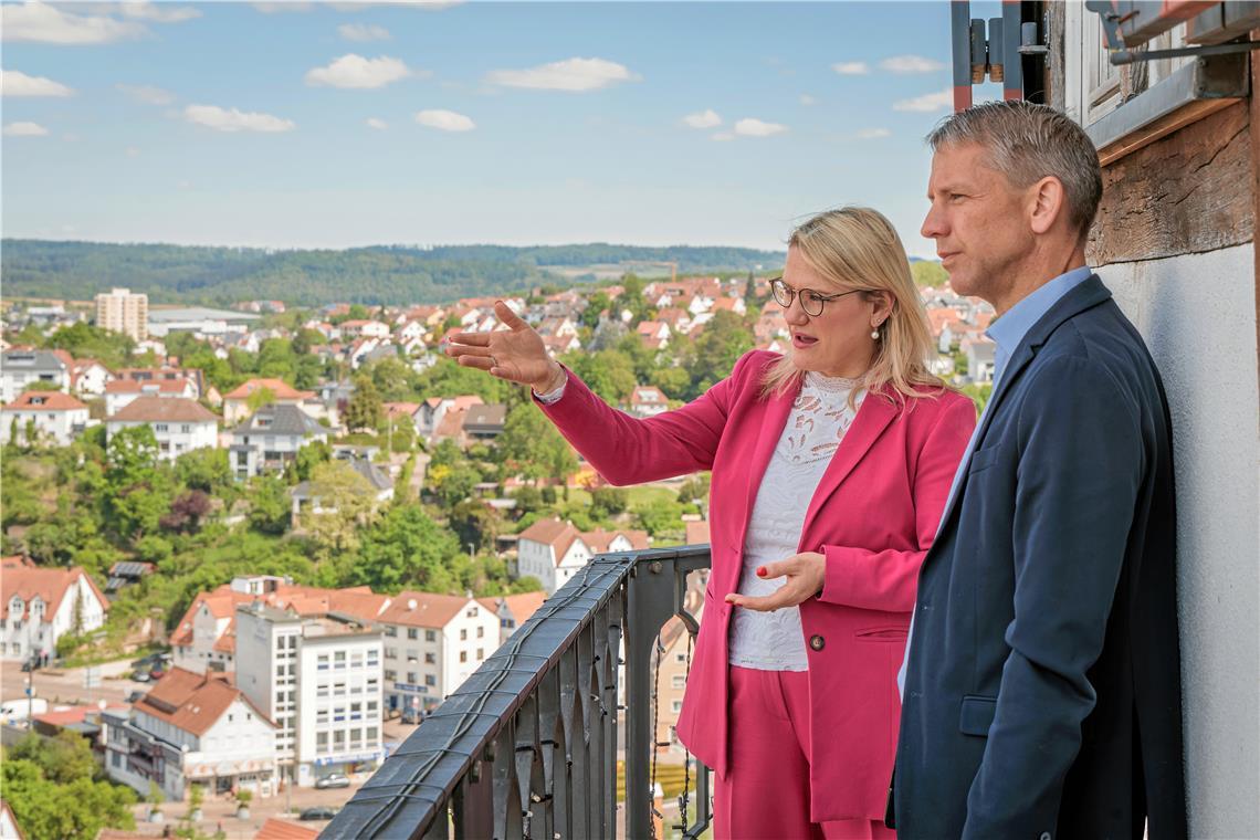 „Friedrich Merz ist sympathisch“ „Backnang hat eine der schönsten Innenstädte im Rems-Murr-Kreis“, findet Christina Stumpp. Vom Stadtturm aus zeigt sie Redaktionsleiter Kornelius Fritz die Lieblingsorte in ihrer Heimatstadt. Fotos: Stefan Bossow
