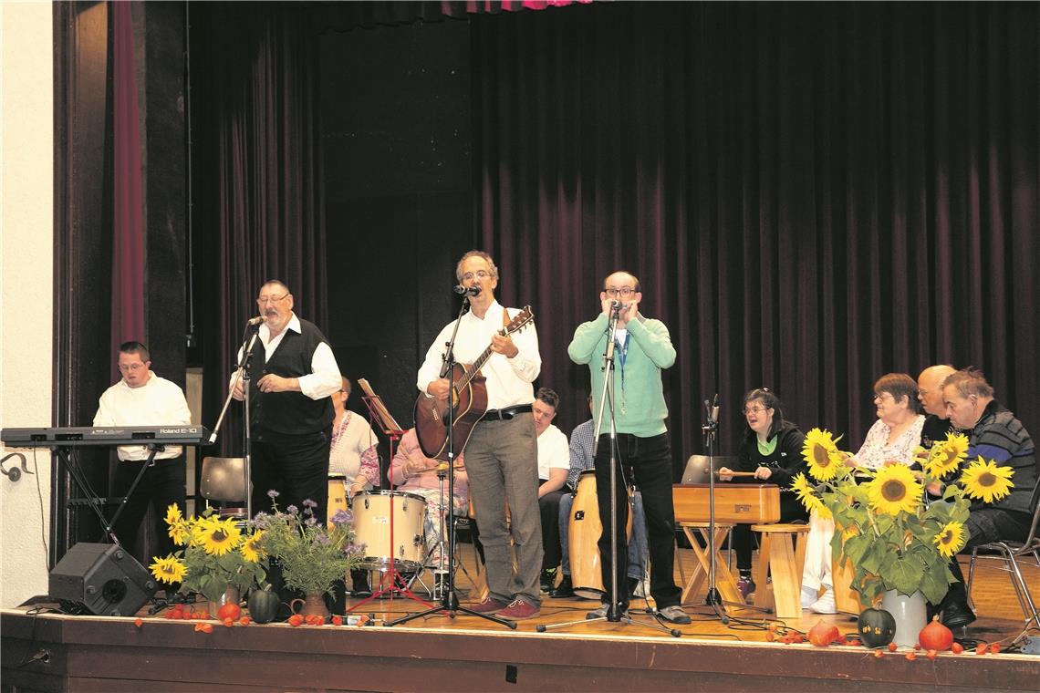 Lebenshilfe feiert bunten Abend mit Musik und Tanz BACKNANG (hoh). Viele Freunde der Lebenshilfe Rems-Murr feierten beim „Bunten Abend“ in der Stadthalle ein fröhliches Fest. Beim Bühnenprogramm – „vieles hausgemacht“, wie Vorsitzender Michael Balzer betonte – zeigten Menschen mit Behinderung, welche Fähigkeiten in ihnen stecken. Die Musikgruppe Backnang unter Georg Hampel erfreute ihr Publikum mit Liedern mit Schmäh aus Österreich, Wolfgang Schöne zeigte einen amüsanten Sketch mit der Puppe Natalie. Bei zwei Darbietungen bewies die Tanzgruppe „Just4Fun-inklusiv“, geleitet von Mechthild Kallmann, ihr Können. Mit viel Freude bei der Sache war auch die Sportgruppe Backnang, die unter der Leitung von Claudia Krimmer eine schwungvolle Choreografie mit Gymnastikbällen auf die Bühne brachte. Ehrenvorsitzender Robert Antretter gab in seinem Grußwort Einblicke in seine Zeit als Bundesvorsitzender der Lebenshilfe. Welchen Stellenwert das Thema Inklusion im Landtag hatte, wollte Balzer vom Abgeordneten Gernot Gruber wissen. Zum Abschluss begeisterte die Trommelgruppe „rhythm“ von Aly Kalissa die Zuhörer mit einem Rhythmusfeuerwerk. Nach der Tombola klang der Abend mit der beliebten Disco aus. Ums leibliche Wohl kümmerten sich die Landfrauen Backnang. Foto: J. Fiedler