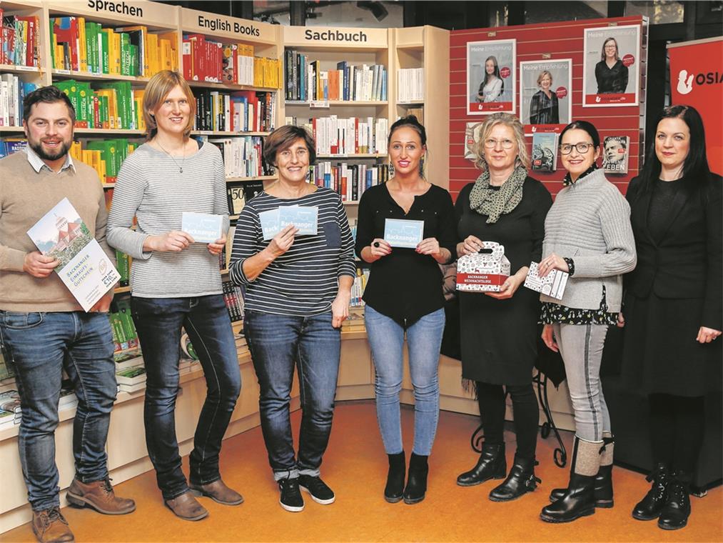 Große Freude über die Hauptgewinne bei der Losaktion BACKNANG (ik). Der Backnanger Stadtmarketingverein hat zum Höhepunkt der Weihnachtslosaktion in die Buchhandlung Osiander eingeladen. Dass die Gewinnübergabe ebendort über die Bühne ging, hat einen guten Grund. „Wir sind deshalb hier, weil das Siegerlos von Osiander kam“, erklärte Stadtmarketingvereinsvorsitzende Sigrid Göttlich. Es war Gabi Gruber aus Backnang, die in der Weihnachtsausgabe der Backnanger Kreiszeitung entdeckte, dass sie das Los mit der Nummer besitzt, das die achtjährige Glücksfee Charlotte als Hauptgewinn bei der Schlussziehung in der BKZ-Geschäftsstelle aus der Loskiste gefischt hatte. Einkaufsgutscheine im Wert von 1000 Euro wurden Gabi Gruber jetzt im Beisein von Sigrid Göttlich, der stellvertretenden Osiander-Filialleiterin Dorothee Schöneck sowie Simon Köder und Nadine Thoman vom Stadtmarketingverein übergeben. Den zweiten Preis erhielt Ulrike Schwaderer aus Backnang. Sie bekam Einkaufsgutscheine für die im Stadtmarketingverein organisierten Unternehmen im Wert von 600 Euro. Sarah Gruber aus Oppenweiler kann für 400 Euro nach Lust und Laune in Backnanger Geschäften einkaufen oder auch andere Angebote der teilnehmenden Firmen wie beispielsweise einen Tanzkurs in Anspruch nehmen. Die Weihnachtslosaktion gibt es schon über zehn Jahre. Darüber und über die Gewinne freuen sich Simon Köder, Ulrike Schwaderer, Gabi Gruber, Sarah Gruber, Dorothee Schöneck, Sigrid Göttlich und Nadine Thoman (von links). Foto: A. Becher