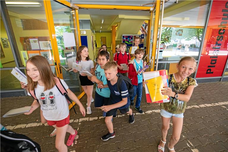 BACKNANG (ik). Gestern begannen für etwa 1,5 Millionen Schüler im Land die Sommerferien, für ungefähr 137000 Lehrer startet die unterrichtsfreie Zeit. Als die Kinder und Jugendlichen mit ihren Zeugnissen die Schule verließen, wie hier auf dem Bild in der Backnanger Plaisirschule, sah alles auf den ersten Blick aus wie in den Vorjahren um diese Zeit. Und doch ist einiges anders. Alle haben das Klassenziel erreicht. Wegen Corona war dies die Vorgabe des Kultusministeriums. Und allzu schlechte Noten wurden in der Regel auch nicht verteilt. Was ja erfreulich ist. Andererseits sind so manche Schüler betrübt darüber, sich schon wieder für ein paar Wochen von ihren Mitschülern und den Lehrkräften verabschieden zu müssen, wie Plaisirschulrektorin Annedore Bauer-Lachenmaier weiß. Dies war schon in den vergangenen Jahren so, doch Corona verstärkte mitunter dieses Gefühl. Zudem gibt es auch Einschränkungen in Sachen Freizeitgestaltung, etliche Ferienpläne wurden durchkreuzt. Erfinderische Kreativität ist deshalb gefragt, die genauso spannend sein kann wie die Ferien, wie man sie kennt. Und eines ist gewiss: Das nächste Schuljahr kommt bestimmt. Foto: A. Becher