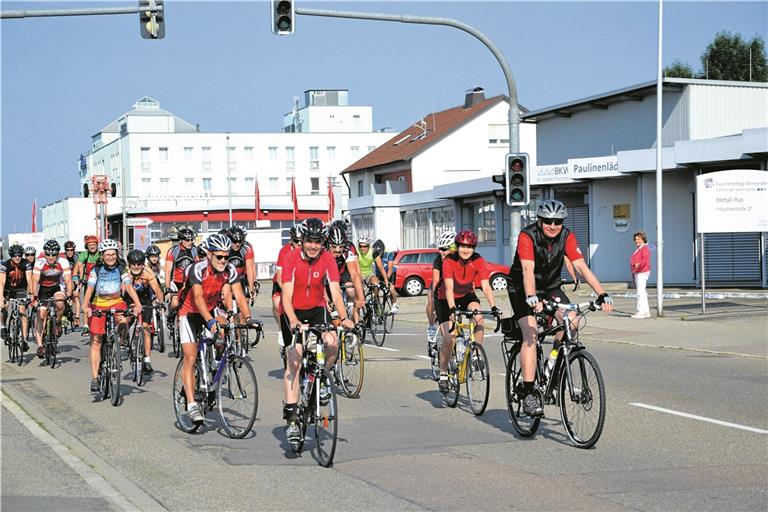 BACKNANG (ik). Zugunsten der Lebenshilfe Rems-Murr und des Forums für Teilhabe hat der SPD-Landtagsabgeordnete Gernot Gruber (vorne Mitte) wieder eine Spenden-Radtour unter dem Motto „Schwäbischer Wald extrem“ organisiert. Gestern ging es unter besten Bedingungen an den Start. Als die rund 30 Teilnehmer um 9 Uhr beim Paulinenlädle in der Backnanger Industriestraße starteten, lagen über 150 Kilometer vor ihnen, rund 2000 Höhenmeter mussten überwunden werden. Der Lebenshilfe-Vorsitzende Michael Balzer hatte das Startsignal gegeben. Die Tour führte durch alle 17 Städte und Gemeinden des Landtagswahlkreises 17. Zunächst ging es über Allmersbach im Tal, Weissach im Tal, Auenwald, Sechselberg, Althütte, Berglen, Welzheim und Alfdorf nach Kaisersbach. Nach 90 Kilometern legten die Radler eine von Grubers Frau Waltraut Fahrner organisierte Vesperpause an der Murrhardter Walterichsturnhalle ein. Dabei halfen junge Menschen vom Forum für Teilhabe der Lebenshilfe mit: Samara Wildermuth, Felix Walter und Moritz Hohnerlein packten ordentlich mit an. Danach führte der Weg weiter nach Grab, Großerlach, Spiegelberg, Sulzbach, Oppenweiler, Aspach, Kirchberg, Burgstetten und zurück nach Backnang. 18 Radler waren bis zum Ende dabeigeblieben, so Gruber. Sie kamen gegen 17.45 in Backnang an. Die reine Fahrzeit betrug 7.05 Stunden. Schon im Vorfeld der Tour waren Spenden von knapp 2000 Euro eingegangen. Foto: privat