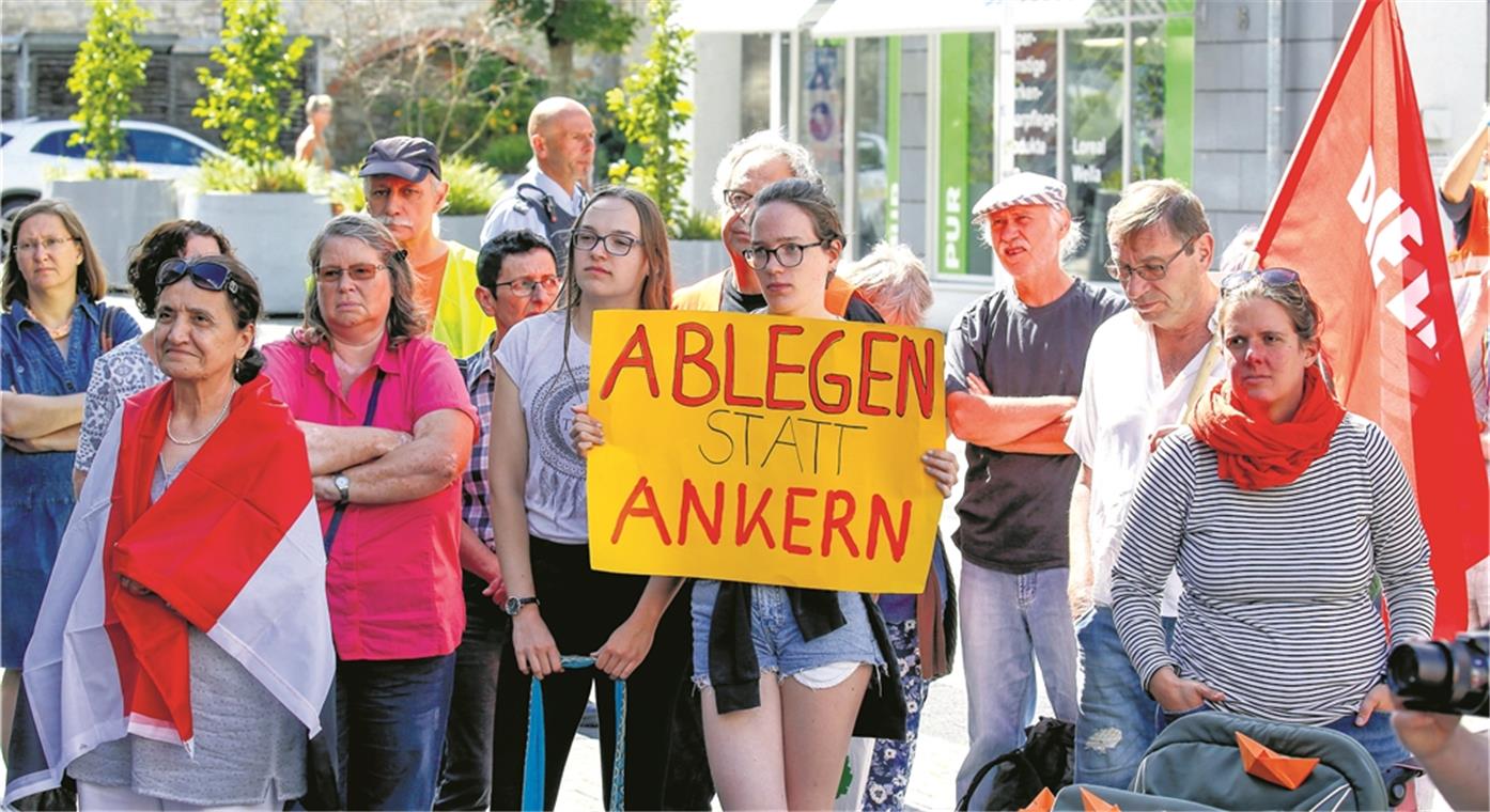 Demo gegen das Sterben im Mittelmeer BACKNANG (inf). Etwa 60 Teilnehmer sind am Samstag zu einer Kundgebung im Rahmen der Aktion Seebrücke gekommen, bei der es um die Situation Flüchtender im Mittelmeer geht. Alle Teilnehmer hatten die Möglichkeit, ein kurzes Statement dazu abzugeben. Etwa zehn Personen machten davon Gebrauch, unter ihnen Reinhard Muth, einer der lokalen Organisatoren der bundesweiten Aktion. Er gab seiner Empörung darüber Ausdruck, dass Menschen aus politischem Kalkül ihrem Schicksal überlassen würden. Das sei mit christlichen Idealen nicht vereinbar. Unruhe kam auf, als ein wohl der Antifa zuzurechnender Redner einige im Hintergrund zuhörende Personen als AfD-Vertreter direkt ansprach, die daraufhin ihrerseits protestierten. Foto: A. Becher