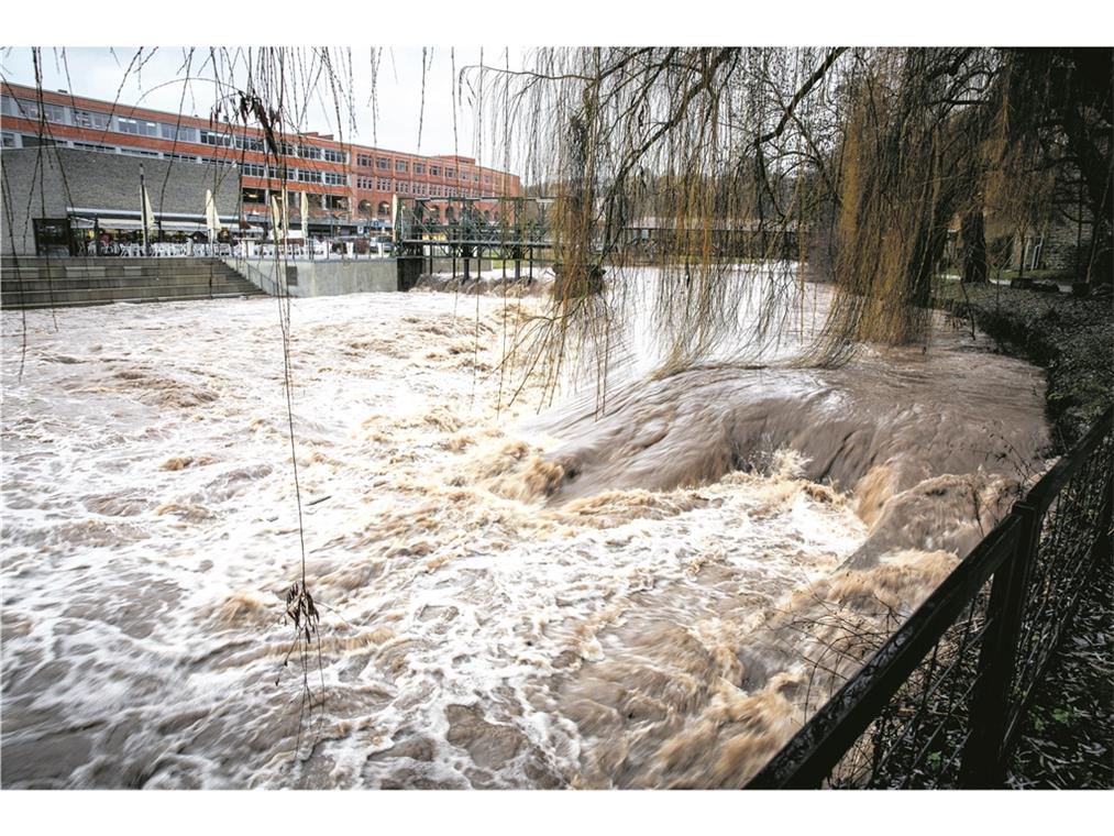 Tauwetter und Regen lassen die Murr anschwellen BACKNANG (inf). Tauwetter und anhaltende, teils kräftige Regenfälle haben am Wochenende dafür gesorgt, dass der Wasserstand in der Murr rasch gestiegen ist. Am Sonntag kurz nach Mittag erreichte der Pegel in Oppenweiler die erste kritische Marke von zwei Metern. Dabei handelt es sich um den sogenannten Meldewasserstand, bei dem eine automatische Information unter anderem an die Polizei geht. Laut Polizeipräsidium Aalen fuhren am Nachmittag Streifen den Flusslauf ab. Etliche Wiesen standen zu diesem Zeitpunkt unter Wasser, und beim Backnanger Freibad musste ein überspülter Fußweg gesperrt werden. Beim Wonnemar wurde unterdessen niemand mehr eingelassen. Wie Ulrike Stark, Teamleiterin Rezeption, sagte, bestand die Gefahr, dass Besucher wegen der drohenden Überflutung nicht mehr wegfahren können. Am Bleichwiesenwehr verursachten die Wassermassen ein bedrohliches Tosen. Zahlreiche besorgte Menschen beobachteten dort das Geschehen. Viele haben noch die Überschwemmungen vom Jahrhunderthochwasser von 2011 in Erinnerung, als weite Teile der Innenstadt überflutet waren. Die Feuerwehr behielt derweil die Entwicklung im Auge. Eine zweiköpfige Wache war im Feuerwehrhaus eingerichtet. Sprecher Jan Kusche erwartete am Abend allerdings keine weitere Verschlechterung der Lage. Foto: A. Becher