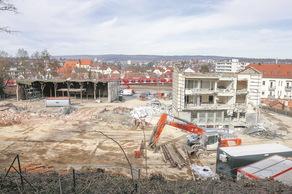 BACKNANG (kf). Auf dem ehemaligen Gelände der Firma Feucht an der Maubacher Straße haben die Abrissarbeiten begonnen. Die letzten noch verbliebenen Gebäude des Baustoffhändlers, der 2013 seinen Sitz auf das frühereKaelble-Gelände an der B14 verlegt hatte, werden in den nächsten Tagen verschwinden. Auf dem 1,7 Hektar großen Gelände will die Godel-Gruppe aus Stuttgart zehn neue Gebäude mit insgesamt 110 Eigentumswohnungen und eine Tiefgarage mit 153 Stellplätzen bauen. „Der Bauantrag ist eingereicht. Wir hoffen, dass wir im Juli mit dem Aushub beginnen können“, sagt Projektleiter Thomas Bscheidl. Vorher müssen aber noch die Altlasten beseitigt werden: Im Boden befinden sich unter anderem mehrere Tanks, die fachgerecht ausgebaut und entsorgt werden müssen. Auch die Bauarbeiten sind laut Bscheidl „sehr komplex“. Der Bauherr muss sich dabei mit der Stadt abstimmen, die parallel den Straßenraum in der Maubacher Straße und der Friedrich-Stroh-Straße sanieren will. Nach Godels Plänen sollen die neuen Gebäude, die unter dem Namen „Obere Ziegelei“ vermarktet werden, Mitte 2021 fertig sein. Mit dem Verkauf der Wohnungen werde man in Kürze beginnen, kündigt Bscheidl an. Es gebe bereits eine Liste mit Interessenten. Wie viel die am Ende pro Quadratmeter bezahlen müssen, stehe aber noch nicht fest. Für den Stuttgarter Investor ist es nicht das erste Projekt in Backnang: Godel hatte bereits die benachbarten Quartiere „Baccaré“ und „p8“ realisiert. Foto: A. Becher