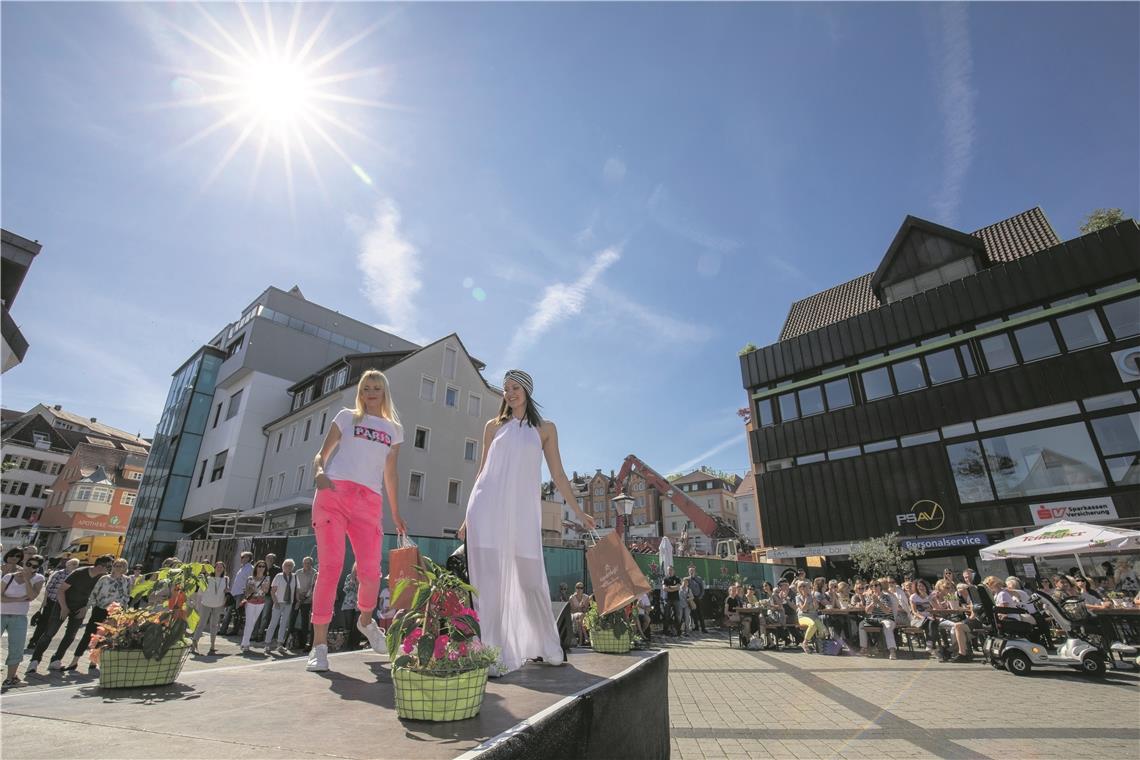 Modeschau auf dem Backnanger Wochenmarkt BACKNANG (log). Direkt am Obstmarkt konnten die Besucher des Backnanger Wochenmarkts am Samstag ihren Einkauf mit dem Besuch der Frühlingsmodeschau des Stadtmarketing-Vereins verbinden. Ein breit gefächertes Feld an Unternehmen präsentierte am Vormittag im Rahmen des Events „Laufsteg trifft Wochenmarkt“ bei strahlendem Sonnenschein die neueste Mode – egal ob sportlich oder elegant, fair gehandelt oder verspielt, verführerisch und sommerlich leicht. Als Besonderheit war in diesem Jahr das Traumhaft-Brautmodenstudio dabei. Moderator Josh Kochhann gab Tipps zu Kombinationsmöglichkeiten sowie zu aktuellen Trends bei Farben und Schnitten. Im Anschluss konnten die Stücke in den jeweiligen Modehäusern erworben werden. „Trotz des Brückentags waren bis zu 200 Zuschauer anwesend“, resümiert Simon Köder vom Stadtmarketing erfreut. „Die Einzelhändler hatten bereits nach der ersten Show das eine oder andere Teil verkauft.“ Zudem wurden die Wochenmarktlose von den Marktbeschickern verteilt und zur Verlosung nach den Modeschauen eingesammelt. Insgesamt wurden 525 Einkäufe mit einem Los belohnt.“ Foto: A. Becher