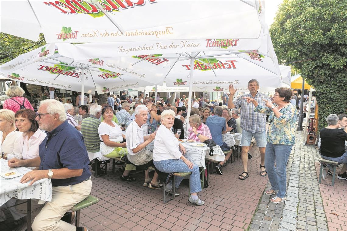 BACKNANG (not). Das 16. Backnanger Weindorf ist gestern zu Ende gegangen. Und Veranstalter Frieder Haar sowie seine Mitstreiter von den umliegenden Geschäften und den nächstgelegenen Weinproduzenten sind restlos zufrieden: „Dieses Jahr war ein großer Glücksfall. Wir hatten vier Tage lang Prachtwetter.“ Das ist nicht unbedingt selbstverständlich. Oft schon war zumindest ein Tag verregnet. Aber Haar fügt scherzhaft hinzu: „Unsere Schönwetterquote ist aber immer noch besser als die des Straßenfestes.“ Der Grund für die große Akzeptanz des Festes ist laut Haar die Tatsache, dass es „ein sehr lokales ist“. Besucher von weiters her sind eher die Ausnahme, „es ist ein Festle von uns und für uns“. Dazu trägt bei, dass die Idee des einstigen Initiators Alfred Dietz heute noch Bestand hat, wonach nur unplugged Musik gespielt wird, „wir haben noch nie jemand mit Verstärker auftreten lassen“. Damit ist garantiert, dass sich die Gäste immer gut unterhalten können. Zudem kommt den Veranstaltern zugute, dass sie „einen der schönsten Plätze Backnangs“ bewirtschaften dürfen. Haar: „Ich wüsste keinen schöneren Platz.“ Dass in diesem Jahr am Montag zeitgleich auch die Backnanger Wirtschaftsgespräche stattgefunden haben, macht dem Erfolg keinen Abbruch. So konnte jeder wählen, wo er einen schönen Abend verbringen wollte: „Mit Anzug bei den Wirtschaftsgesprächen oder im legeren Outfit bei uns im Weindorf.“ Zufrieden waren am Ende beide Veranstalter. Foto: J. Fiedler