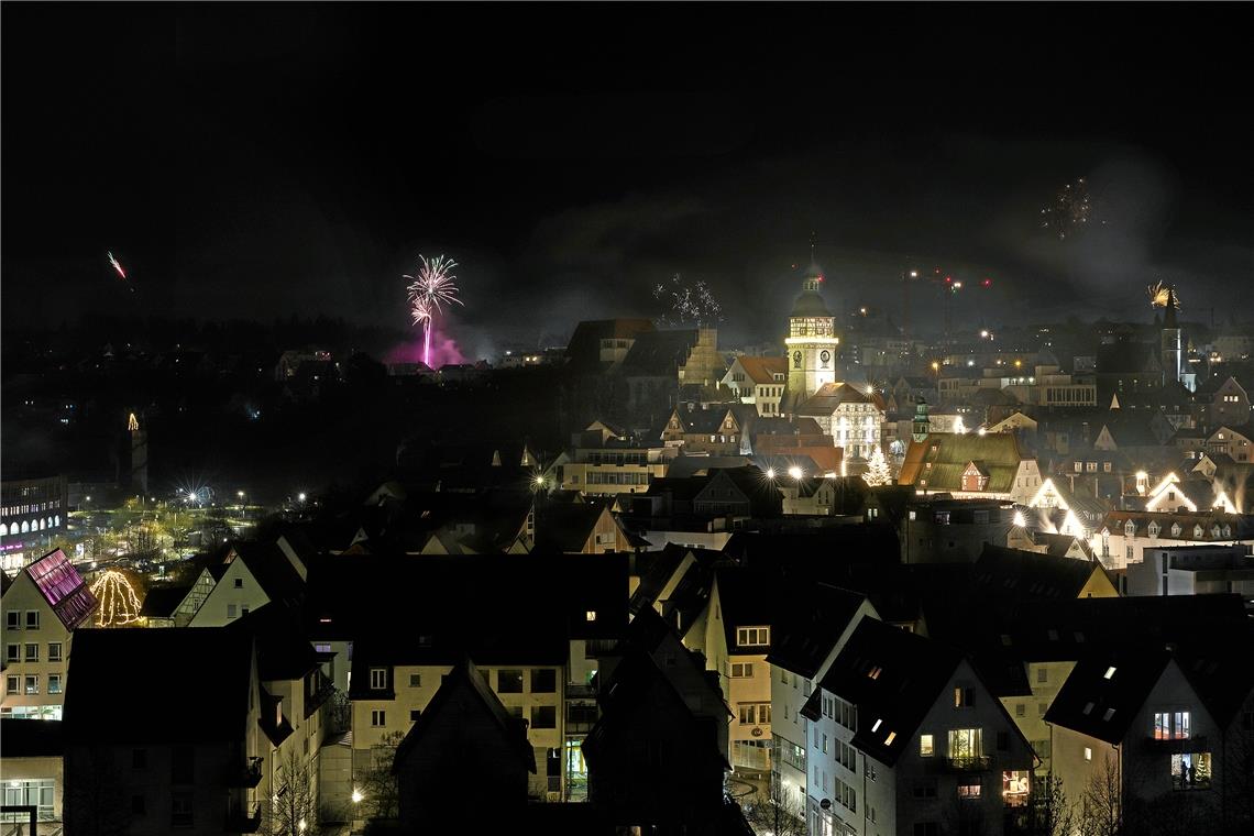 Die Backnanger begrüßen das neue Jahr eher leise und zumeist im Privaten BACKNANG (not). Das Pandemiejahr 2020 ist in Backnang und Umgebung relativ leise und unspektakulär zu Ende gegangen. Die Bürger hielten sich zumeist an die Beschränkungen und feierten eher zu Hause im Privaten. Das unterstreicht auch die positive Bilanz des Polizeipräsidiums Aalen. Die Pressestelle bestätigte an Neujahr, dass die Straßen und Plätze quasi leer blieben. Die Polizei weiter: „Dennoch gab es auch wenige Unvernünftige, die sich entgegen aller Appelle zu Partys trafen, sich gegen Mitternacht auf die Straße begaben oder Widerstand gegen polizeiliche Maßnahmen leisteten und dadurch die Bilanz trüben.“ Die Polizei hatte in der Silvesternacht flächendeckend die Vorschriften nach der Coronaverordnung kontrolliert. Schwerpunkte bildeten dabei die Kontakt- und Ansammlungsverbote, die Einhaltung der Ausgangsbeschränkungen sowie Alkohol- und Pyrotechnikverbote – jeweils im öffentlichen Raum. Der Personen- und Fahrzeugverkehr war ab 20 Uhr mehr als überschaubar. In den Straßen und bei den beliebten Treffpunkten waren fast keine Menschen anzutreffen. Hier und da wurden Gruppen von meist Jugendlichen gemeldet, die auch böllerten. Das sonstige polizeiliche Einsatzaufkommen blieb unterhalb der Erfahrungen zu Silvester in anderen Jahren. Die Einsatzkräfte mussten ungeachtet dessen zu etlichen Ruhestörungen ausrücken, zudem hatte es die Polizei mit Streitigkeiten und Betrunkenen im häuslichen Bereich zu tun. Es ereigneten sich wenige Unfälle, größere Einsatzlagen oder Brände blieben aus. In der Silvesternacht wurden über 200 Fahrzeuge und 400 Personen kontrolliert. Es wurden 130 Verstöße festgestellt, von denen 70 mit einer Anzeige geahndet wurden. Mit 90 Verstößen gegen die Ausgangsbeschränkungen bildete dieses Verbot den Schwerpunkt. Im Bereich des Reviers Backnang wurden 11 Fahrzeuge mit 38 Personen kontrolliert und 21 Verstöße registriert. Besonders erwähnenswert: In der Ludwig-Beck-Straße in Murrhardt war gegen 23.30 Uhr ein stark betrunkener 19-Jähriger unterwegs. Er verweigerte seine Personalienangabe, war aggressiv, leistete Widerstand und trat nach den Polizisten. Er wurde in Gewahrsam genommen. Ihn erwartet eine Strafanzeige. Foto: J. Fiedler