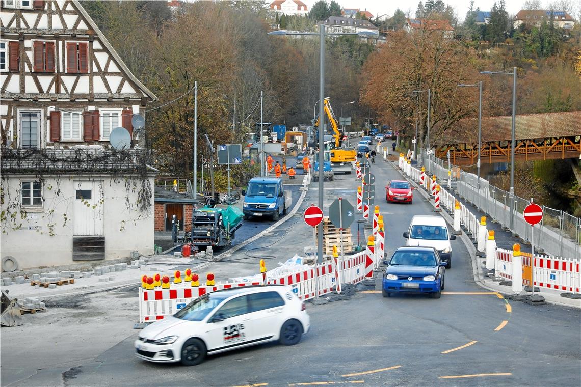 BACKNANG (not). Die Arbeiten in der Talstraße neigen sich dem Ende entgegen. Nachdem die abschließenden Vorarbeiten gestern schon auf Hochtouren gelaufen sind, kann heute der Feinbelag auf der gesamten Fahrbahnbreite aufgebracht werden. Dazu muss die Straße voll gesperrt werden. Mit der Konsequenz, dass die Zufahrten zum Parkhaus Stadtmitte und über die Bácsalmás-Brücke nicht möglich sind. Autofahrer, die die Parkhäuser Stadtmitte, Biegel und Graben nutzen möchten, müssen diese über die Zufahrt Grabenstraße beziehungsweise den Fritz-Munz-Weg ansteuern. Die Ausfahrt erfolgt über die Straße Im Biegel. Die Talstraße kann ab Mittwoch, 5 Uhr, wieder befahren werden. Allerdings wie bisher auch nur in der Fahrtrichtung von der Sulzbacher zur Aspacher Brücke. In den nächsten Tagen werden noch die Fahrbahnmarkierungen aufgebracht. Ferner muss im Bereich des Kreisels Aspacher Straße/Aspacher Brücke noch an den Wasser- und Gasleitungen gearbeitet werden. Die Verantwortlichen versuchen, die Arbeiten bis Weihnachten beenden zu können, dann soll die Talstraße für den Verkehr wieder in beiden Richtungen freigegeben werden. Die freie Fahrt dauert jedoch nur wenige Tage, dann schließen sich im neuen Jahr die Arbeiten in der Aspacher Straße an. Und im Frühjahr in der Gerberstraße. Foto: A. Becher