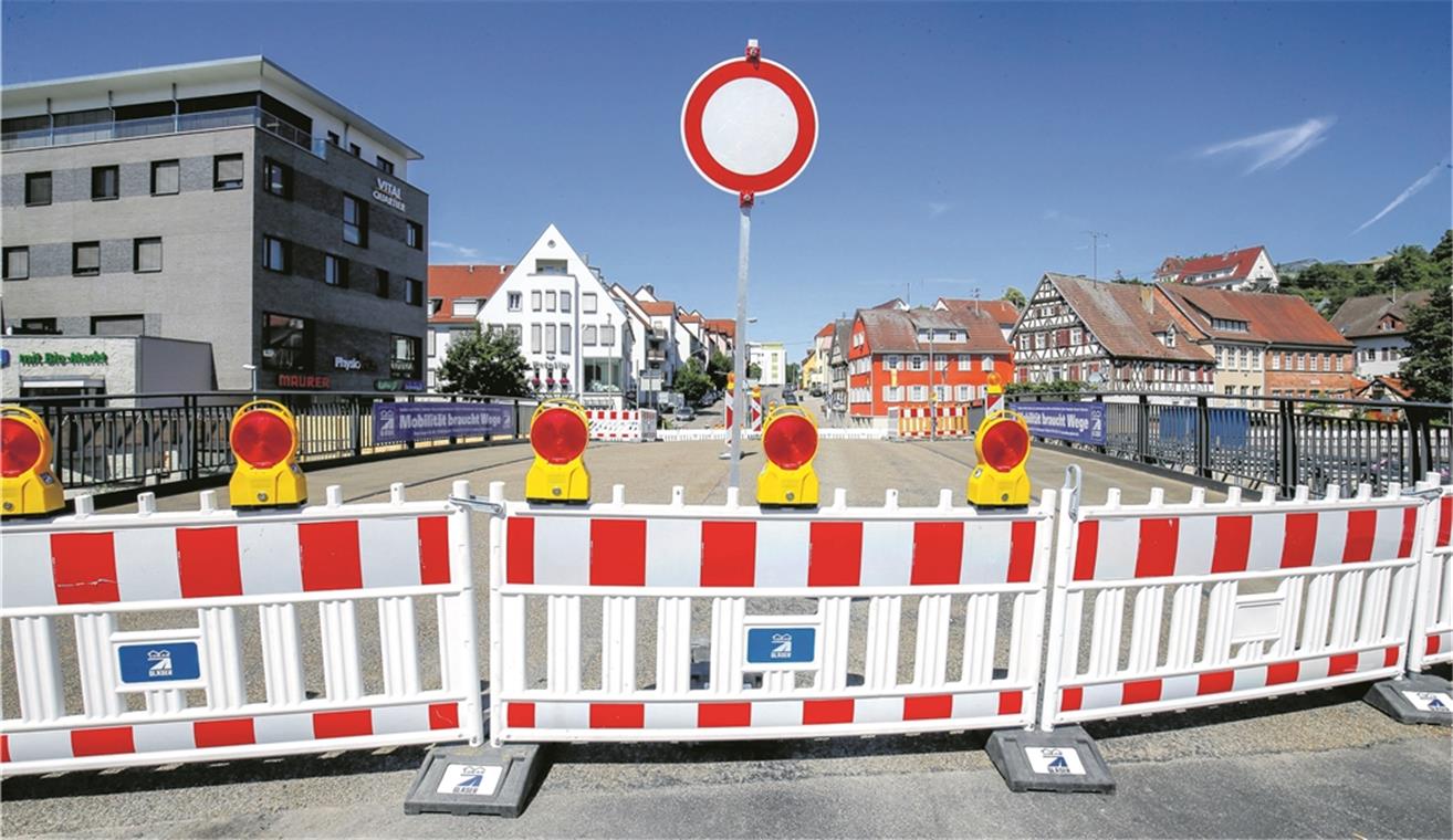 BACKNANG (not). Die Freude über die Wiedereröffnung der Aspacher Brücke währte nur kurz. Seit Ende vergangener Woche und noch bis auf Weiteres ist das neue Brückenbauwerk wieder für den gesamten Verkehr gesperrt. Der Grund hiefür ist die etwas schwierige Verkehrsführung im Bereich Aspacher/Tal- und Gerberstraße. Dabei geht es nicht nur um die beengten Fahrbahnverhältnisse, sondern auch um die ungewohnte Situation für viele Verkehrsteilnehmer. Waren sie doch lange Zeit den Kreisverkehr gewohnt, der seit Beginn der Baumaßnahme wieder übergangsweise zur Kreuzung umgewandelt wurde. Als nun – nach der Fertigstellung der Brücke – auch noch Autos und Lastwagen sowie Fußgänger von der Innenstadt zum Kreuzungsverkehr dazukamen, sperrte die Stadt die Brücke wieder. Heute beratschlagen sich Vertreter der Firma Lukas Gläser, die auch die weiteren Straßenbauarbeiten im Umfeld übernimmt, und Vertreter des Ordnungsamts vor Ort, wie es weitergehen soll. Der städtische Pressesprecher Hannes Östreich erklärte gestern auf Nachfrage: „Wir suchen jetzt aufgrund der Erfahrungen der vergangenen Wochen nach der bestmöglichen Lösung.“ Foto: A. Becher