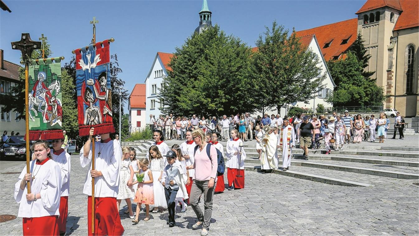 Katholiken begehen Fronleichnam mit feierlicher Prozession BACKNANG (not). Die katholischen Kirchengemeinden haben gestern – 60 Tage nach Ostern – das Fronleichnamsfest gefeiert, es ist das Fest der Eucharistie. Dabei geht es um den Leib des Herrn, so die Übersetzung des mittelalterlichen Worts. Für die Katholiken war das Fest seit Jahrhunderten der Anlass, die Kirche ins Freie zu verlegen. In Backnang führte die Prozession gestern Morgen nach dem Festgottesdienst auf dem Stiftshof über den Adenauerplatz zur Johanneskirche. Bei der Prozession trug Pfarrer Wolfgang Beck die Monstranz, in der nach der katholischen Glaubenslehre traditionell aller Welt die geheiligte Hostie gezeigt wird. Wie jedes Jahr haben sich neben den Gläubigen der Seelsorgeeinheit Backnang auch die Mitglieder der kroatischen und der portugiesischen Gemeinde Backnang am Gottesdienst und der Prozession beteiligt. Zum Ausklang der Feierlichkeiten gab es im katholischen Gemeindehaus Lerchenstraße ein gemeinsames Mittagessen. Foto: A. Becher