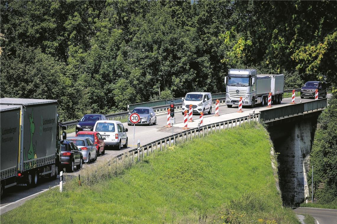 Halbseitige Sperrung der B14 führt zu längeren Rückstaus BACKNANG (not). Kleine Ursache, große Wirkung. Die Schadstelle auf der B-14-Brücke über die Schöntaler Straße ist nur wenige Meter lang, aber weil sie jetzt behoben werden musste, kam es zu längeren Rückstaus auf der Bundesstraße. Die zuständige Verkehrsbehörde bezeichnete die Sanierungsarbeiten als dringend. Diese Arbeiten hatten für die Verkehrsteilnehmer größere Beeinträchtigungen zur Folge, denn die Bundesstraße musste in diesem Bereich gestern und heute halbseitig gesperrt werden. Zwar konnte der Verkehr dank einer Baustellenampel in beiden Richtungen aufrechterhalten werden, aber die Rückstaus in beide Richtungen ließen sich trotzdem nicht verhindern. Und da absehbar war, dass der Stau aus Richtung Wasserturm bis zur Rampe des Autobahnzubringers reichen wird, haben die Verantwortlichen auch die Rampe teilweise gesperrt. Nur Fahrzeuge aus Richtung Schwäbisch Hall können von der B14 abfahren. Da der gesamte restliche Verkehr durch Backnang geführt wird, war gestern und ist auch heute noch viel los auf den Straßen. Vermutlich nur aufgrund der Ferienzeit blieben größere Probleme aus. Morgen ist die Brücke wieder normal befahrbar. Foto: A. Becher