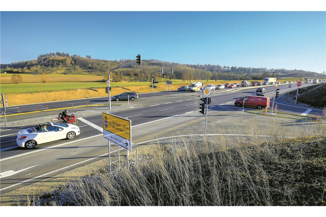 Kreuzung B14/Illerstraße für den Verkehr freigegeben BACKNANG (not). Lange haben die Verkehrsteilnehmer darauf gewartet, gestern war es so weit. Am derzeitigen Ende des B-14-Ausbaus kurz vor dem Knoten Waldrems wurde die neue Ampel in Betrieb genommen und die Ein- und Ausfahrt in das Gewerbegebiet Waldrems über die Illerstraße für den Verkehr freigegeben. Die Ausfahrt aus dem Gewerbegebiet Waldrems erfolgt damit für den Individualverkehr ausschließlich über die Illerstraße. Aus Richtung Stuttgart kommend entfällt künftig die Zufahrt in das Gewerbegebiet über die Donaustraße. Die übrigen Fahrbeziehungen von der Neckarstraße aus Richtung Heiningen/Waldrems in die Donaustraße und von der B14 aus Backnang kommend in die Donaustraße bleiben erhalten. Laut Regierungspräsidium wird es durch die Neuerungen zu einer Verbesserung der Leistungsfähigkeit der Kreuzung kommen. Foto: A. Becher
