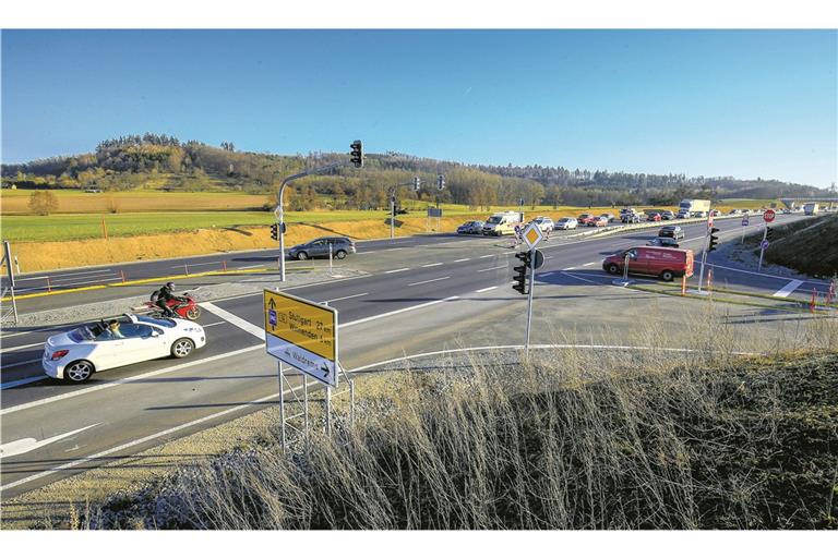 BACKNANG (not). Lange haben die Verkehrsteilnehmer darauf gewartet, gestern war es so weit. Am derzeitigen Ende des B-14-Ausbaus kurz vor dem Knoten Waldrems wurde die neue Ampel in Betrieb genommen und die Ein- und Ausfahrt in das Gewerbegebiet Waldrems über die Illerstraße für den Verkehr freigegeben. Die Ausfahrt aus dem Gewerbegebiet Waldrems erfolgt damit für den Individualverkehr ausschließlich über die Illerstraße. Aus Richtung Stuttgart kommend entfällt künftig die Zufahrt in das Gewerbegebiet über die Donaustraße. Die übrigen Fahrbeziehungen von der Neckarstraße aus Richtung Heiningen/Waldrems in die Donaustraße und von der B14 aus Backnang kommend in die Donaustraße bleiben erhalten. Laut Regierungspräsidium wird es durch die Neuerungen zu einer Verbesserung der Leistungsfähigkeit der Kreuzung kommen. Foto: A. Becher