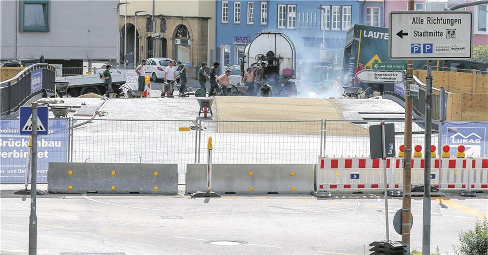 BACKNANG (not). Punktlandung beim Neubau der Aspacher Brücke. Pünktlich zum Straßenfest wird die wichtige Verbindung zur Innenstadt fertiggestellt. Heute Morgen findet die technische Abnahme statt, bestätigte Bauamtsleiter Hans Bruss gestern. Und morgen kann das neue Brückenbauwerk seiner Bestimmung übergeben werden. Einzige Einschränkung: Solange im Umfeld noch gearbeitet wird, ist die Brücke nur einspurig befahrbar, und zwar stadtauswärts. Mitte Juli geht es mit den Bauarbeiten weiter. Dann wird der untere Teil der Eduard-Breuninger-Straße neu gestaltet. Die Vergabe der Arbeiten erfolgt in der nächsten Gemeinderatssitzung am 28. Juni. Diese Arbeiten dauern vermutlich bis zum Jahresende. Und danach geht es weiter mit den Arbeiten in der Talstraße und am Kreisverkehr. Insgesamt wird es noch eineinhalb bis zwei Jahre dauern, bis in diesem Bereich alle Arbeiten rund um den Hochwasserschutz sowie die Sanierung und Umgestaltung der Straßenzüge erledigt sind. Die Eduard-Breuninger-Straße ist von Donnerstag bis Dienstag in beiden Richtungen befahrbar. Hintergrund ist die Sperrung der Grabenstraße während des Straßenfests. Foto: A. Becher