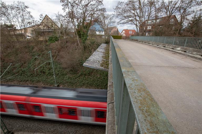 BACKNANG (not). Schlechte Nachricht für alle Verkehrsteilnehmer, die die Feldwegebrücke zwischen dem Stiftsgrundhof und Waldrems über die Bahngleise nutzen möchten: Das Bauwerk am nördlichen Ortsrand von Nellmersbach muss ab sofort wegen größerer Schäden für den Fahrzeugverkehr gesperrt werden, nur Radler, Fußgänger und Reiter dürfen noch queren. In der jüngsten Sitzung des Gemeinderats erklärte Bauamtsleiter Hans Bruss, die Schäden seien bei einer turnusgemäßen Kontrolle festgestellt worden. Nun habe man erkannt, dass die Brücke nicht so einfach saniert werden kann. Überhaupt sei noch nicht klar, ob die Brücke saniert oder neu gebaut wird, erst müsse noch die Wirtschaftlichkeit geprüft werden. Nutzer, die den Weg über das Gewerbegebiet Nellmersbach nehmen, stehen jetzt vor einem Umweg von 1,5 Kilometern, wer den Weg über Waldrems nimmt muss gar 3 Kilometer mehr einplanen. Eine Beschränkung auf eine bestimmte Tonnage sei nicht möglich, weil niemand die Einhaltung dieser Beschränkung garantieren könne. Baudezernent Stefan Setzer sagte: „Wir dürfen kein Risiko eingehen.“ Bruss betonte, dass es sich bei der Brücke um keinen Rettungsweg handelt. „Rettungsfahrzeuge nehmen andere Strecken.“ OB Frank Nopper beendete die Diskussion, bevor sie Fahrt aufnahm: „Bitte keine künstliche Aufregung. Es ist nur eine Feldwegebrücke.“ Foto: A. Becher