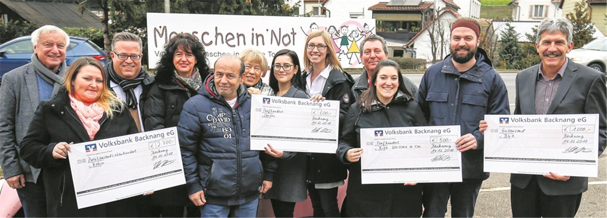 BACKNANG (not). Seit 14 Jahren gibt es den Hilfsverein Menschen in Not bereits. Und so ist es schon Tradition: Immer kurz vor Weihnachten verteilt der Verein um Gastwirt Antonio Folla (4. von rechts) aus der Pizzeria Da Toni in Maubach all jenes Geld, welches das ganze Jahr über in den Sparschweinchen auf den Tischen als Trinkgeld zusammenkommt. Den größten Scheck über 2700 Euro nahm Sabrina Schmetzer (2. von links) im Namen von Robin Schmetzer in Empfang. Robin leidet an der unheilbaren Krankheit Spinozerebelläre Ataxie Typ 2, bei der das Kleinhirn und die Nervenzellen im Rückenmark unaufhaltsam zerstört werden. 500 Euro für den Nottopf der Caritas Backnang nahmen Ellen Özen und Anja Keller (Mitte) entgegen. Denselben Betrag nahmen die beiden Schulsozialarbeiter Maike Holzmann und Benedikt Nentwich in Empfang. Das Geld ist gedacht für das Schülerfrühstück im Bize Weissacher Tal. Das Frühstück wird täglich vor der Schule für all jene Kinder angeboten, denen es zu Hause nicht mehr dazu langt. Immerhin 15 bis 20 Schüler pro Tag. Und Matthias Nothstein (rechts) erhielt 1000 Euro für die Aktion BKZ-Leser helfen. Die Vereinsmitglieder (von links) Gerhard Schröter, Sven Gürtler (stellvertretender Vorsitzender), Karin Lauer, Enzo Bafaro und Eva-Marie Gürtler-Heltsch freuen sich mit den Empfängern. Foto: A. Becher