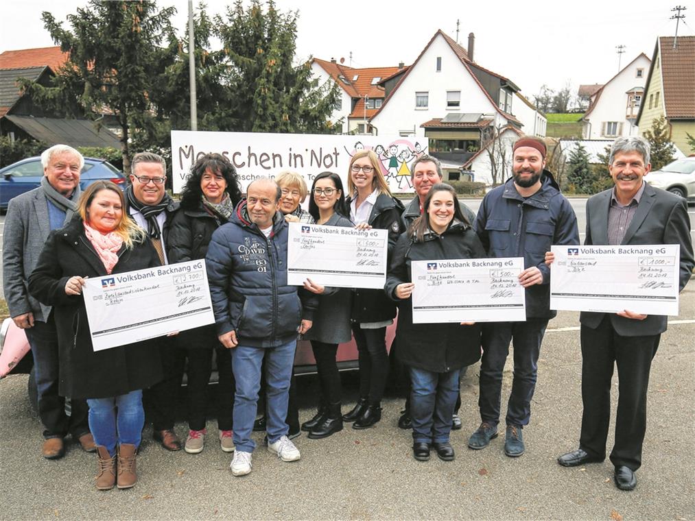 Verein Menschen in Not spendet 4700 Euro BACKNANG (not). Seit 14 Jahren gibt es den Hilfsverein Menschen in Not bereits. Und so ist es schon Tradition: Immer kurz vor Weihnachten verteilt der Verein um Gastwirt Antonio Folla (4. von rechts) aus der Pizzeria Da Toni in Maubach all jenes Geld, welches das ganze Jahr über in den Sparschweinchen auf den Tischen als Trinkgeld zusammenkommt. Den größten Scheck über 2700 Euro nahm Sabrina Schmetzer (2. von links) im Namen von Robin Schmetzer in Empfang. Robin leidet an der unheilbaren Krankheit Spinozerebelläre Ataxie Typ 2, bei der das Kleinhirn und die Nervenzellen im Rückenmark unaufhaltsam zerstört werden. 500 Euro für den Nottopf der Caritas Backnang nahmen Ellen Özen und Anja Keller (Mitte) entgegen. Denselben Betrag nahmen die beiden Schulsozialarbeiter Maike Holzmann und Benedikt Nentwich in Empfang. Das Geld ist gedacht für das Schülerfrühstück im Bize Weissacher Tal. Das Frühstück wird täglich vor der Schule für all jene Kinder angeboten, denen es zu Hause nicht mehr dazu langt. Immerhin 15 bis 20 Schüler pro Tag. Und Matthias Nothstein (rechts) erhielt 1000 Euro für die Aktion BKZ-Leser helfen. Die Vereinsmitglieder (von links) Gerhard Schröter, Sven Gürtler (stellvertretender Vorsitzender), Karin Lauer, Enzo Bafaro und Eva-Marie Gürtler-Heltsch freuen sich mit den Empfängern. Foto: A. Becher