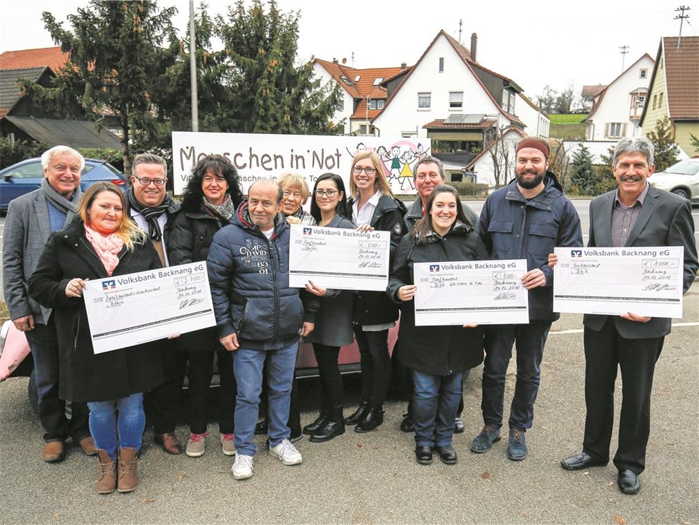 BACKNANG (not). Seit 14 Jahren gibt es den Hilfsverein Menschen in Not bereits. Und so ist es schon Tradition: Immer kurz vor Weihnachten verteilt der Verein um Gastwirt Antonio Folla (4. von rechts) aus der Pizzeria Da Toni in Maubach all jenes Geld, welches das ganze Jahr über in den Sparschweinchen auf den Tischen als Trinkgeld zusammenkommt. Den größten Scheck über 2700 Euro nahm Sabrina Schmetzer (2. von links) im Namen von Robin Schmetzer in Empfang. Robin leidet an der unheilbaren Krankheit Spinozerebelläre Ataxie Typ 2, bei der das Kleinhirn und die Nervenzellen im Rückenmark unaufhaltsam zerstört werden. 500 Euro für den Nottopf der Caritas Backnang nahmen Ellen Özen und Anja Keller (Mitte) entgegen. Denselben Betrag nahmen die beiden Schulsozialarbeiter Maike Holzmann und Benedikt Nentwich in Empfang. Das Geld ist gedacht für das Schülerfrühstück im Bize Weissacher Tal. Das Frühstück wird täglich vor der Schule für all jene Kinder angeboten, denen es zu Hause nicht mehr dazu langt. Immerhin 15 bis 20 Schüler pro Tag. Und Matthias Nothstein (rechts) erhielt 1000 Euro für die Aktion BKZ-Leser helfen. Die Vereinsmitglieder (von links) Gerhard Schröter, Sven Gürtler (stellvertretender Vorsitzender), Karin Lauer, Enzo Bafaro und Eva-Marie Gürtler-Heltsch freuen sich mit den Empfängern. Foto: A. Becher