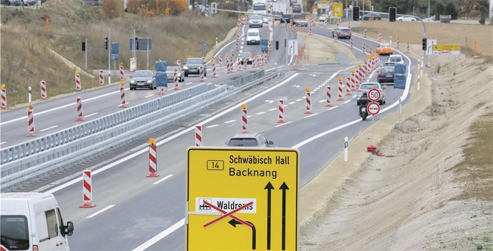 BACKNANG (pm). Das Regierungspräsidium Stuttgart schließt mit der Errichtung der noch fehlenden Mittelschutzplanken dieser Tage die letzten Arbeiten am vierspurigen Ausbau der B14 zwischen Nellmersbach und Waldrems ab. Am kommenden Montag und Dienstag werden die Leitbaken sowie die Einengung von zwei Spuren auf eine Spur zurückgebaut. Ab Mittwoch soll die B14 dann auf den neu hergestellten Fahrspuren von und bis Waldrems vierspurig befahren werden können. Foto: A. Becher