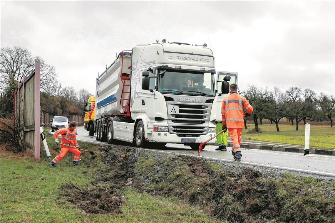 Lkw stürzt in Graben: B14 gesperrt BACKNANG (pol). Ein 29-jähriger Lkw-Fahrer hat gestern kurz nach 9 Uhr auf der B14 zwischen der Spritnase Backnang und Backnang-Mitte zu spät bemerkt, dass das vor ihm fahrende Fahrzeug bremste. Der Lkw-Fahrer wich nach rechts aus, um einen Zusammenstoß zu vermeiden. Dabei kam sein Lastwagen, der mit Eisenbahnschienen beladen war, nach rechts von der Fahrbahn ab und rutschte in den Graben. Zur Bergung des Lkws war die B14 bis etwa 12.30 Uhr gesperrt. Am Lkw entstand nach Angaben der Polizei ein Schaden in Höhe von rund 5000 Euro, zudem entstand ein Flurschaden in unbekannter Höhe. Foto: A. Becher