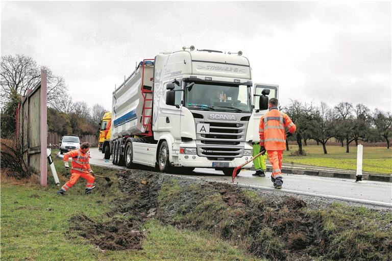 BACKNANG (pol). Ein 29-jähriger Lkw-Fahrer hat gestern kurz nach 9 Uhr auf der B14 zwischen der Spritnase Backnang und Backnang-Mitte zu spät bemerkt, dass das vor ihm fahrende Fahrzeug bremste. Der Lkw-Fahrer wich nach rechts aus, um einen Zusammenstoß zu vermeiden. Dabei kam sein Lastwagen, der mit Eisenbahnschienen beladen war, nach rechts von der Fahrbahn ab und rutschte in den Graben. Zur Bergung des Lkws war die B14 bis etwa 12.30 Uhr gesperrt. Am Lkw entstand nach Angaben der Polizei ein Schaden in Höhe von rund 5000 Euro, zudem entstand ein Flurschaden in unbekannter Höhe. Foto: A. Becher
