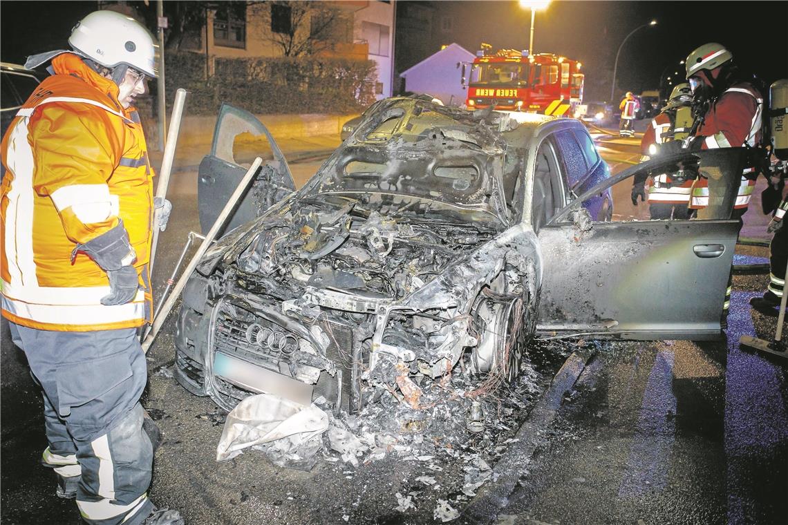 BACKNANG (pol). In der Südstraße in Backnang ist am vergangenen Dienstagabend ein Audi komplett ausgebrannt. Wie das Polizeipräsidium Aalen auf Nachfrage erklärt, hatte der Fahrer gegen 21.45 Uhr einen seltsamen Geruch bemerkt und war ausgestiegen. Dabei stellte er fest, dass der Wagen vorne links brannte. Ursache war vermutlich ein technischer Defekt. Der Autofahrer blieb unverletzt. Der Schaden beträgt nach ersten Angaben der Polizei etwa 15000 Euro. Die Feuerwehr Backnang war mit einem Fahrzeug und acht Kräften im Einsatz. Die Polizei war mit zwei Streifen vor Ort. Foto: B. Beytekin