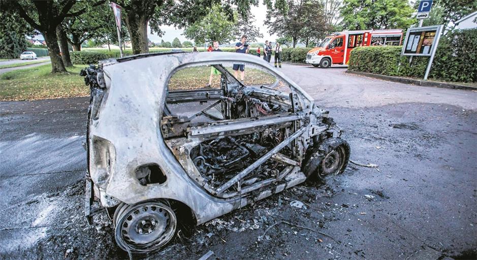 BACKNANG (pol). Mit vier Fahrzeugen und 30 Mann ist die Freiwillige Feuerwehr Backnang am Freitagabend in Richtung Waldrems ausgerückt. Ein Smart hatte Feuer gefangen. Wie die Polizei dazu mitteilt, bemerkte der 24-jährige Fahrer, als er kurz nach 20 Uhr auf der Neckarstraße unterwegs war, dass Flammen aus dem Motorraum schlugen. Er konnte den Wagen an der Zufahrt zum Friedhof abstellen und aussteigen. Dann geriet das Auto in Vollbrand. Wegen der Trockenheit griff das Feuer auf die Friedhofshecke über. Die Feuerwehr brachte den Brand durch ihr schnelles Eingreifen rasch unter Kontrolle. Die Friedhofshecke wurde auf einer Länge von etwa zehn Metern beschädigt, der Smart brannte vollständig aus. Für die Löscharbeiten musste die Neckarstraße komplett gesperrt werden. Ursache des Brandes dürfte ein technischer Defekt gewesen sein. Foto: 7aktuell