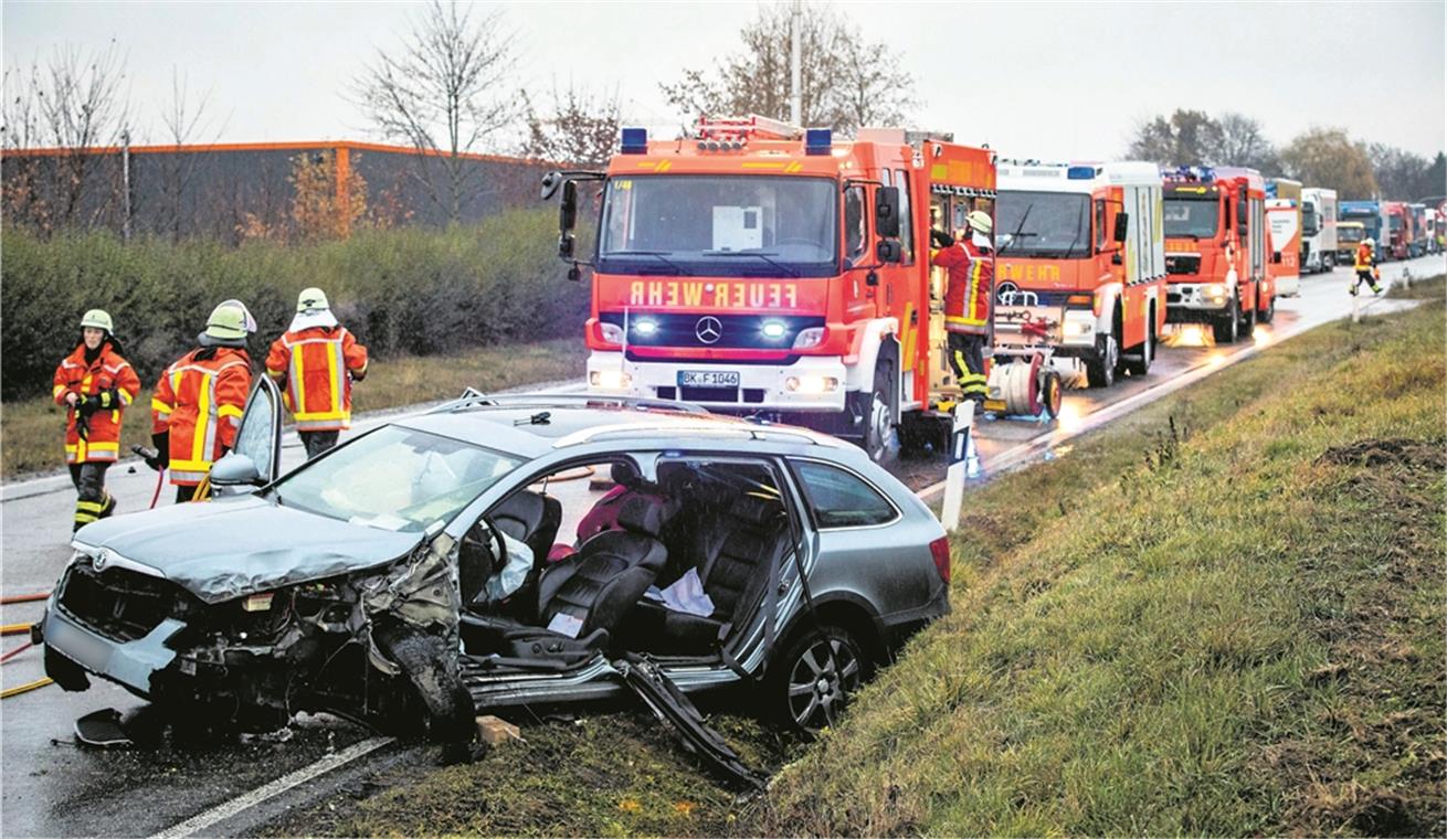 B14 nach Unfall voll gesperrt BACKNANG (pol). Schwerer Unfall mit kleinem Kind: Am Montagnachmittag ist es gegen 15.15 Uhr auf der Emmener Straße zu einem Zusammenstoß zwischen einem Auto und einem Lastwagen gekommen. Ein 38-jähriger Autofahrer kam aus noch ungeklärter Ursache auf die Gegenfahrbahn und stieß hier mit einem entgegenkommenden Laster eines 47-Jährigen zusammen. Dabei wurde der Autofahrer im Fahrzeug eingeklemmt und musste von der Feuerwehr Backnang befreit werden, welche mit vier Fahrzeugen und 23 Kräften im Einsatz war. Der 38-Jährige wurde zusammen mit seiner siebenjährigen Tochter, die glücklicherweise unverletzt blieb, von Rettungskräften in ein Krankenhaus gebracht. Der Schaden an den Fahrzeugen beläuft sich laut Angaben der Polizei auf rund 20000 Euro. Die B14 musste zur Bergung der Fahrzeuge über mehrere Stunden gesperrt werden. Eine örtliche Umfahrung der Unfallstelle wurde von der Straßenmeisterei eingerichtet. Foto: B. Beytekin