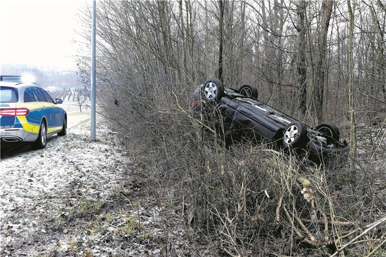 BACKNANG (pol). Zu einem spektakulären Unfall mit glimpflichem Ausgang ist es gestern Morgen in Backnang-Strümpfelbach gekommen. Eine 35-jährige VW-Fahrerin ist laut Polizei kurz vor 8 Uhr auf dem Verbindungsweg Seehofweg/Salzstraße in einer Linkskurve auf spiegelglatter Fahrbahn nach rechts von der Straße abgekommen und über mehrere kleinere Bäume gefahren. Anschließend überschlug sich das Auto und kam auf dem Dach, etwa fünf Meter neben der Fahrbahn, zum Liegen. Am Auto entstand ein Totalschaden in Höhe von etwa 2000 Euro, die Frau selbst blieb aber unverletzt. Foto: J. Fiedler