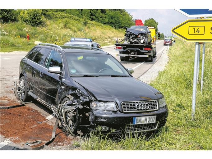 BACKNANG (pol). Zwei total demolierte Autos und zum Glück keine Verletzten: Das ist die Bilanz eines Unfalls, der sich gestern gegen 15.15 Uhr ereignet hat. Laut Polizei verließ der 19-jährige Lenker eines Ford Fiesta an der Anschlussstelle Backnang-Mitte die B14, um auf die Erbstetter Straße Richtung Bahnhof einzubiegen. Dabei übersah er einen von links kommenden Audi. Dessen 41-jähriger Fahrer konnte nicht mehr ausweichen und krachte mit dem einbiegenden Ford zusammen, in dem fünf Personen saßen. Die beiden Autos mussten abgeschleppt werden, der Sachschaden beläuft sich auf etwa 20000 Euro. Foto: A. Becher