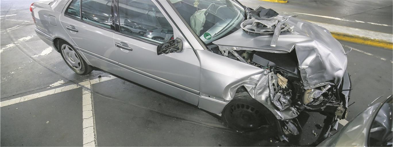 BACKNANG (pol/flo). Die Unfallverursacherin und ihr Beifahrer sind bei einem Unfall in der Tiefgarage Graben in Backnang gestern kurz vor Mittag leicht verletzt worden. Zu dem Unglück kam es, als die ältere Fahrerin eines Mercedes nach dem Ziehen des Parkscheins wahrscheinlich gesundheitliche Probleme bekam. Sie beschleunigte ihr Auto im Bereich der Zufahrt des Parkhauses Graben im Fritz-Munz-Weg plötzlich stark, sodass der Mercedes zunächst gegen eine Wand prallte, dort die Führungsschiene des Rolltores stark beschädigte, danach eine Stützsäule touchierte und schließlich gegen einen in der Tiefgarage abgestellten Opel Corsa stieß. Eine schwangere Frau, die zu Fuß unterwegs war, konnte sich gerade noch rechtzeitig in Sicherheit bringen. Die Unfallverursacherin und ihr Beifahrer wurden vom Rettungsdienst in ein Krankenhaus gebracht. Den entstandenen Gesamtsachschaden beziffert die Polizei auf rund 7000 Euro. Beide Autos mussten abgeschleppt werden. Foto: A. Becher